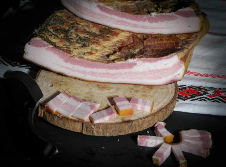Mezeluri si specialitati - Slănină Urcarn afumată