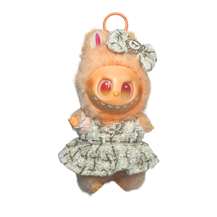 Set îmbrăcăminte pentru păpuși sau Labubu 17 cm, model deosebit alcătuit din rochie elegantă, bluză albă de bumbac, agrafă bentiță și medalion auriu [1]