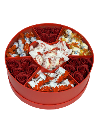 Aranjamente florale - "Royal Sweet Box" - Cutie cu dulciuri și trandafiri de săpun