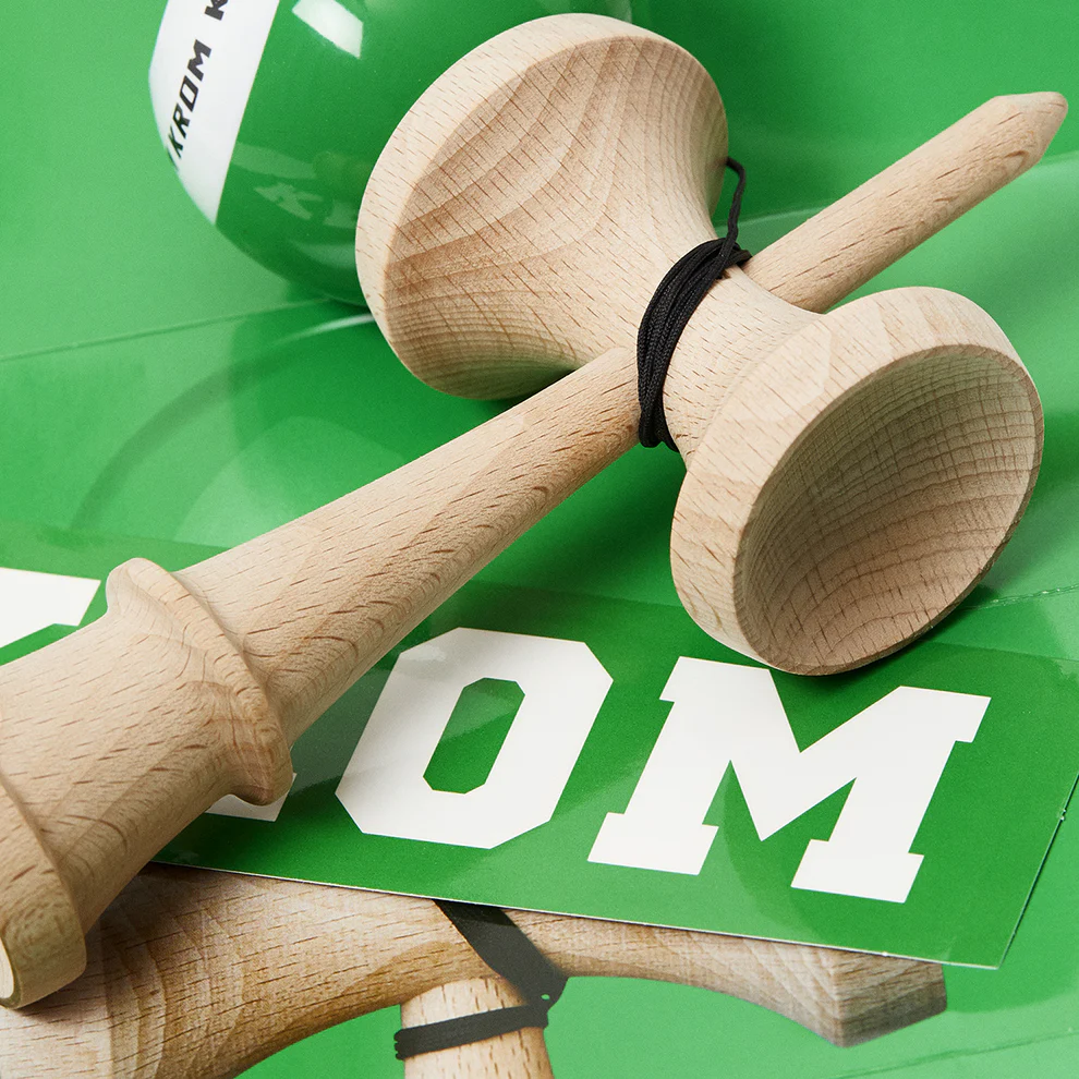 Cumpara Kendama Krom POP LOL STICKY Dark Green KROM <h2>Kendama Krom POP LOL Dark Green – Performanță și Distracție</h2> <p>Kendama Krom POP sticky Dark Green este alegerea perfectă atât pentru <strong>începători</strong> cât și pentru <strong>jucătorii avansați</strong>. Fabricată din <strong>lemn de fag</strong> de înaltă calitate această kendama oferă rezistență echilibru și o experiență de joc autentică.</p> <p>Bila (tama) are un <strong>diametru de </strong> și un strat special <em>LOL sticky clear</em> care asigură aderență excelentă și control maxim. Cu o <strong>ață de 55 cm</strong> și formă <em>CK</em> kendama este ușor de manevrat și ideală pentru trucuri spectaculoase.</p> <p>Modelul <strong>Dark Green</strong> aduce un design modern vibrant și vizibil perfect pentru colecționari și pasionați. Fie că vrei să o folosești la joacă antrenament sau concursuri această kendama îți va oferi performanța dorită.</p> <h3>De ce să alegi Kendama Krom POP de pe ReduceriAngro.ro?</h3> <ul> <li>✅ Produs original <strong>Krom Kendama</strong></li> <li>✅ Materiale durabile – <strong>lemn de fag</strong></li> <li>✅ Potrivită pentru toate nivelurile</li> <li>✅ Preț competitiv și livrare rapidă</li></ul> <h3>Specificații tehnice:</h3><ul> <li>Formă: CK</li> <li>Tama:</li> <li>Material: Lemn de fag</li> <li>Ață: 55 cm</li> <li>Strat: LOL sticky clear</li></ul> <p><strong>Pachetul include:</strong> kendama completă ață de rezervă poster și sticker.</p><br /> . Kendama originala din lemn, ideala pentru freestyle, antrenament si competitie. Potrivita pentru incepatori si avansati. [5]