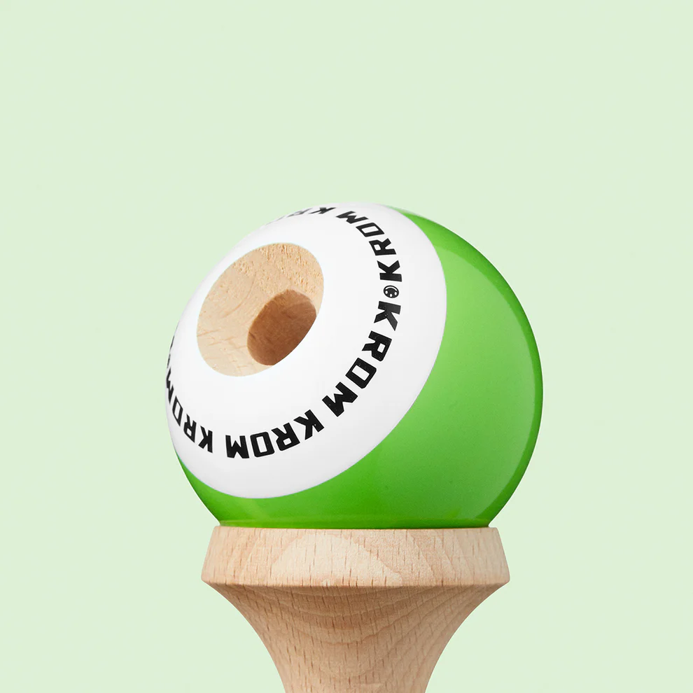 Cumpara Kendama Krom POP LOL STICKY Lime Green KROM <h2>Kendama Krom POP LOL Lime Green – Originală Lemn de Fag</h2><p><strong>Controlează mai bine fiecare trick</strong> datorită stratului <em>sticky</em> de pe tama (61 mm) și echilibrului optim al ken-ului din lemn de fag.</p><ul> <li>Lemn: fag finisaj de calitate</li> <li>Tama: 61 mm vopsea sticky pentru aderență</li> <li>Gaură centrală optimizată pentru lacing</li> <li>Sfoară rezistentă + bead incluse</li> <li>Potrivită pentru începători și avansați</li></ul><p>Concepută de <strong>KROM</strong> pentru sesiuni zilnice – de la primul spike până la combinații avansate de lighthouse lunars și stil flow.</p>. Kendama originala din lemn, ideala pentru freestyle, antrenament si competitie. Potrivita pentru incepatori si avansati. [6]