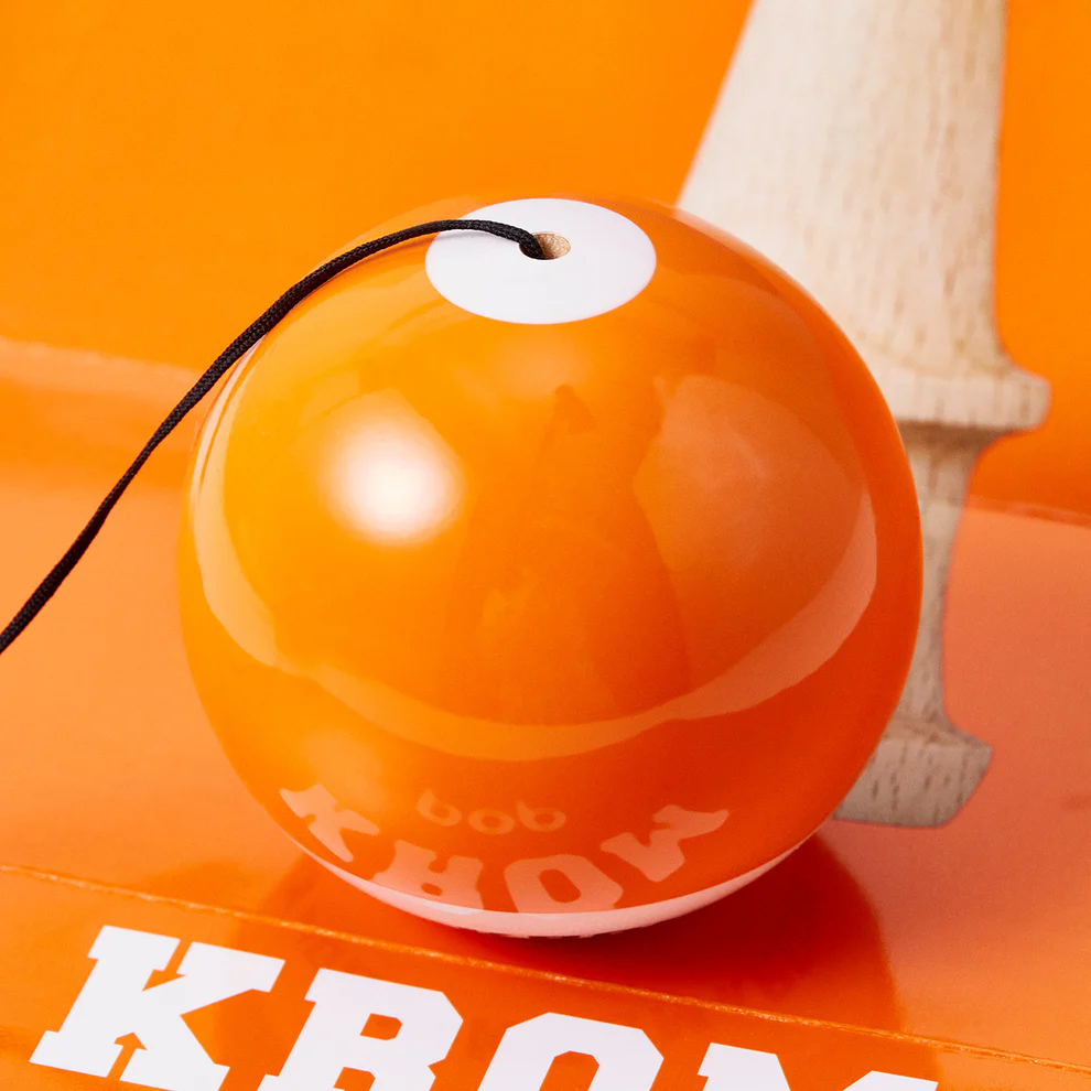 Cumpara Kendama Krom POP LOL STICKY Orange KROM <h2>Kendama Krom POP LOL Orange – Originală Lemn de Fag</h2><p><strong>Controlează mai bine fiecare trick</strong> datorită stratului <em>sticky</em> de pe tama (61 mm) și echilibrului optim al ken-ului din lemn de fag.</p><ul> <li>Lemn: fag finisaj de calitate</li> <li>Tama: 61 mm vopsea sticky pentru aderență</li> <li>Gaură centrală optimizată pentru lacing</li> <li>Sfoară rezistentă + bead incluse</li> <li>Potrivită pentru începători și avansați</li></ul><p>Concepută de <strong>KROM</strong> pentru sesiuni zilnice – de la primul spike până la combinații avansate de lighthouse lunars și stil flow.</p>. Kendama originala din lemn, ideala pentru freestyle, antrenament si competitie. Potrivita pentru incepatori si avansati. [7]