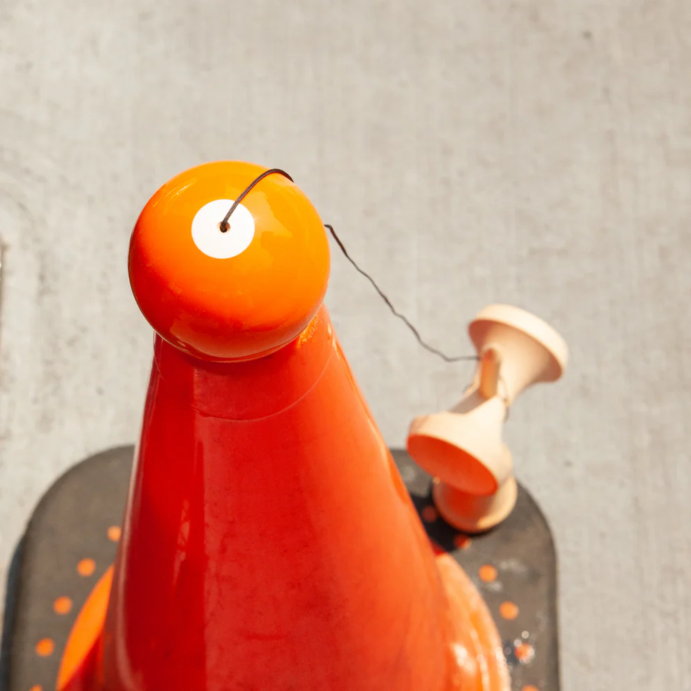 Cumpara Kendama Krom POP LOL STICKY Orange KROM <h2>Kendama Krom POP LOL Orange – Originală Lemn de Fag</h2><p><strong>Controlează mai bine fiecare trick</strong> datorită stratului <em>sticky</em> de pe tama (61 mm) și echilibrului optim al ken-ului din lemn de fag.</p><ul> <li>Lemn: fag finisaj de calitate</li> <li>Tama: 61 mm vopsea sticky pentru aderență</li> <li>Gaură centrală optimizată pentru lacing</li> <li>Sfoară rezistentă + bead incluse</li> <li>Potrivită pentru începători și avansați</li></ul><p>Concepută de <strong>KROM</strong> pentru sesiuni zilnice – de la primul spike până la combinații avansate de lighthouse lunars și stil flow.</p>. Kendama originala din lemn, ideala pentru freestyle, antrenament si competitie. Potrivita pentru incepatori si avansati. [4]