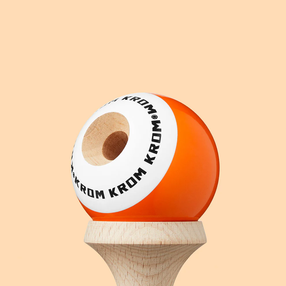 Cumpara Kendama Krom POP LOL STICKY Orange KROM <h2>Kendama Krom POP LOL Orange – Originală Lemn de Fag</h2><p><strong>Controlează mai bine fiecare trick</strong> datorită stratului <em>sticky</em> de pe tama (61 mm) și echilibrului optim al ken-ului din lemn de fag.</p><ul> <li>Lemn: fag finisaj de calitate</li> <li>Tama: 61 mm vopsea sticky pentru aderență</li> <li>Gaură centrală optimizată pentru lacing</li> <li>Sfoară rezistentă + bead incluse</li> <li>Potrivită pentru începători și avansați</li></ul><p>Concepută de <strong>KROM</strong> pentru sesiuni zilnice – de la primul spike până la combinații avansate de lighthouse lunars și stil flow.</p>. Kendama originala din lemn, ideala pentru freestyle, antrenament si competitie. Potrivita pentru incepatori si avansati. [8]