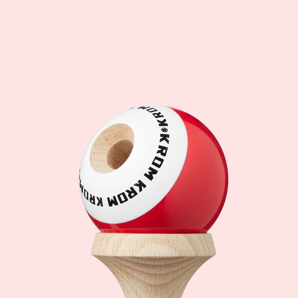 Cumpara Kendama Krom POP LOL STICKY Red KROM <h2>Kendama Krom POP LOL Red – Originală Lemn de Fag</h2><p><strong>Controlează mai bine fiecare trick</strong> datorită stratului <em>sticky</em> de pe tama (61 mm) și echilibrului optim al ken-ului din lemn de fag.</p><ul> <li>Lemn: fag finisaj de calitate</li> <li>Tama: 61 mm vopsea sticky pentru aderență</li> <li>Gaură centrală optimizată pentru lacing</li> <li>Sfoară rezistentă + bead incluse</li> <li>Potrivită pentru începători și avansați</li></ul><p>Concepută de <strong>KROM</strong> pentru sesiuni zilnice – de la primul spike până la combinații avansate de lighthouse lunars și stil flow.</p>. Kendama originala din lemn, ideala pentru freestyle, antrenament si competitie. Potrivita pentru incepatori si avansati. [6]