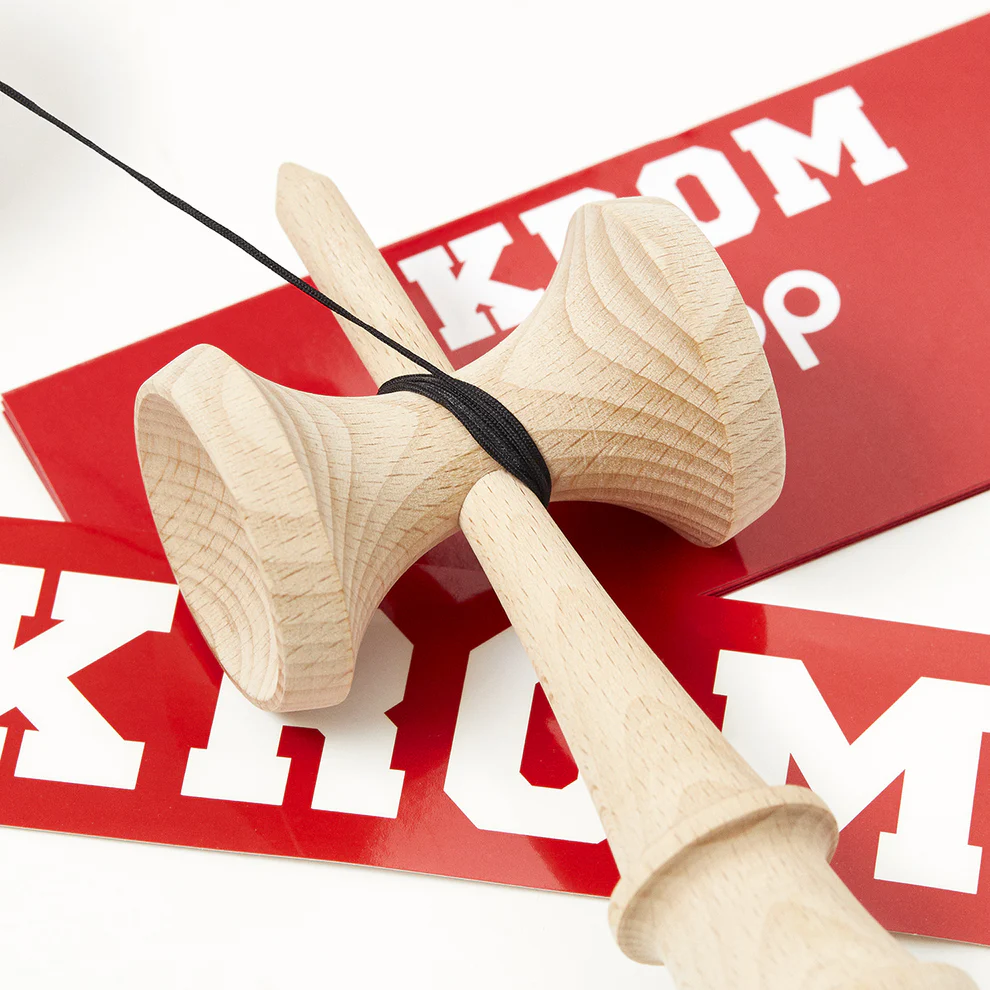 Cumpara Kendama Krom POP LOL STICKY Red KROM <h2>Kendama Krom POP LOL Red – Originală Lemn de Fag</h2><p><strong>Controlează mai bine fiecare trick</strong> datorită stratului <em>sticky</em> de pe tama (61 mm) și echilibrului optim al ken-ului din lemn de fag.</p><ul> <li>Lemn: fag finisaj de calitate</li> <li>Tama: 61 mm vopsea sticky pentru aderență</li> <li>Gaură centrală optimizată pentru lacing</li> <li>Sfoară rezistentă + bead incluse</li> <li>Potrivită pentru începători și avansați</li></ul><p>Concepută de <strong>KROM</strong> pentru sesiuni zilnice – de la primul spike până la combinații avansate de lighthouse lunars și stil flow.</p>. Kendama originala din lemn, ideala pentru freestyle, antrenament si competitie. Potrivita pentru incepatori si avansati. [4]