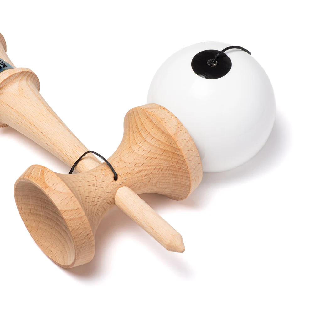 Cumpara Kendama Krom POP LOL STICKY White KROM <h2>Kendama Krom POP LOL White – Originală Lemn de Fag</h2><p><strong>Controlează mai bine fiecare trick</strong> datorită stratului <em>sticky</em> de pe tama (61 mm) și echilibrului optim al ken-ului din lemn de fag.</p><ul> <li>Lemn: fag finisaj de calitate</li> <li>Tama: 61 mm vopsea sticky pentru aderență</li> <li>Gaură centrală optimizată pentru lacing</li> <li>Sfoară rezistentă + bead incluse</li> <li>Potrivită pentru începători și avansați</li></ul><p>Concepută de <strong>KROM</strong> pentru sesiuni zilnice – de la primul spike până la combinații avansate de lighthouse lunars și stil flow.</p>. Kendama originala din lemn, ideala pentru freestyle, antrenament si competitie. Potrivita pentru incepatori si avansati. [4]