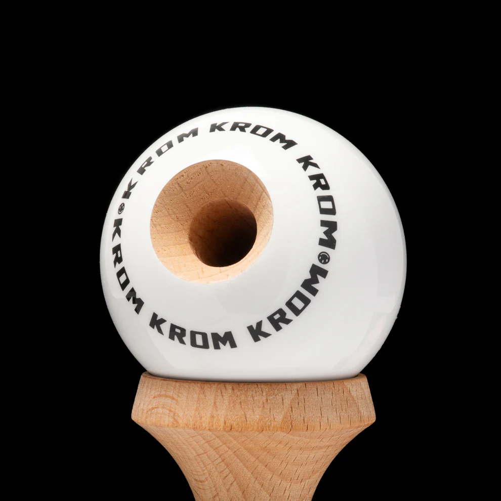 Cumpara Kendama Krom POP LOL STICKY White KROM <h2>Kendama Krom POP LOL White – Originală Lemn de Fag</h2><p><strong>Controlează mai bine fiecare trick</strong> datorită stratului <em>sticky</em> de pe tama (61 mm) și echilibrului optim al ken-ului din lemn de fag.</p><ul> <li>Lemn: fag finisaj de calitate</li> <li>Tama: 61 mm vopsea sticky pentru aderență</li> <li>Gaură centrală optimizată pentru lacing</li> <li>Sfoară rezistentă + bead incluse</li> <li>Potrivită pentru începători și avansați</li></ul><p>Concepută de <strong>KROM</strong> pentru sesiuni zilnice – de la primul spike până la combinații avansate de lighthouse lunars și stil flow.</p>. Kendama originala din lemn, ideala pentru freestyle, antrenament si competitie. Potrivita pentru incepatori si avansati. [7]