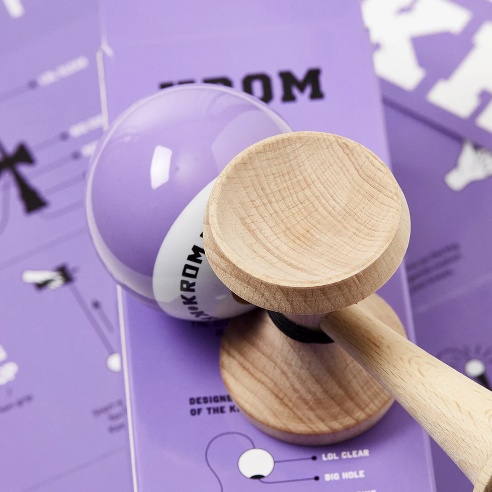 Cumpara Kendama Krom POP POP STICKY Lavender KROM <p data-end="519" data-start="448"><strong data-end="517" data-start="448">Kendama Krom POP sticky Lavender – Stil Control și Originalitate</strong></p><p data-end="805" data-start="521">Kendama Krom POP sticky Lavender este creată pentru pasionații care vor să combine performanța cu un design unic. Fabricată din <strong data-end="664" data-start="649">lemn de fag</strong> rezistent și echipată cu o <strong data-end="709" data-start="692">tama de </strong> acoperită cu strat <strong data-end="749" data-start="729">LOL sticky clear</strong> oferă aderență maximă și stabilitate în orice trick.</p><p data-end="969" data-start="807">Culoarea <strong data-end="828" data-start="816">Lavender</strong> adaugă un aer elegant și fresh ideală pentru colecționari dar și pentru cei care vor să iasă în evidență la antrenamente sau competiții.</p><p data-end="1244" data-start="971"><strong data-end="1032" data-start="971">De ce să cumperi Kendama Krom POP de pe ReduceriAngro.ro?</strong><br data-end="1035" data-start="1032" />🚀 Produs original <strong data-end="1070" data-start="1054">KROM Kendama</strong><br data-end="1073" data-start="1070" />🌍 Unul dintre cele mai vândute modele la nivel global<br data-end="1130" data-start="1127" />🎯 Perfectă pentru toate nivelurile – de la începători la profesioniști<br data-end="1204" data-start="1201" />💸 Preț competitiv și oferte exclusive</p><p data-end="1386" data-start="1246"><strong data-end="1271" data-start="1246">Specificații tehnice:</strong><br data-end="1274" data-start="1271" />• Formă: <strong data-end="1289" data-start="1283">CK</strong><br data-end="1292" data-start="1289" />• Material: <strong data-end="1319" data-start="1304">Lemn de fag</strong><br data-end="1322" data-start="1319" />• Tama: cu strat LOL sticky clear<br data-end="1368" data-start="1365" />• Ață: <strong data-end="1384" data-start="1375">55 cm</strong></p><p data-end="1472" data-start="1388"><strong data-end="1409" data-start="1388">Pachetul include:</strong><br data-end="1412" data-start="1409" />Kendama completă ață de rezervă poster și sticker bonus.</p><p data-end="1554" data-start="1474">💡 Ideală pentru cadouri antrenamente zilnice și colecții premium de kendame!</p>. Kendama originala din lemn, ideala pentru freestyle, antrenament si competitie. Potrivita pentru incepatori si avansati. [5]