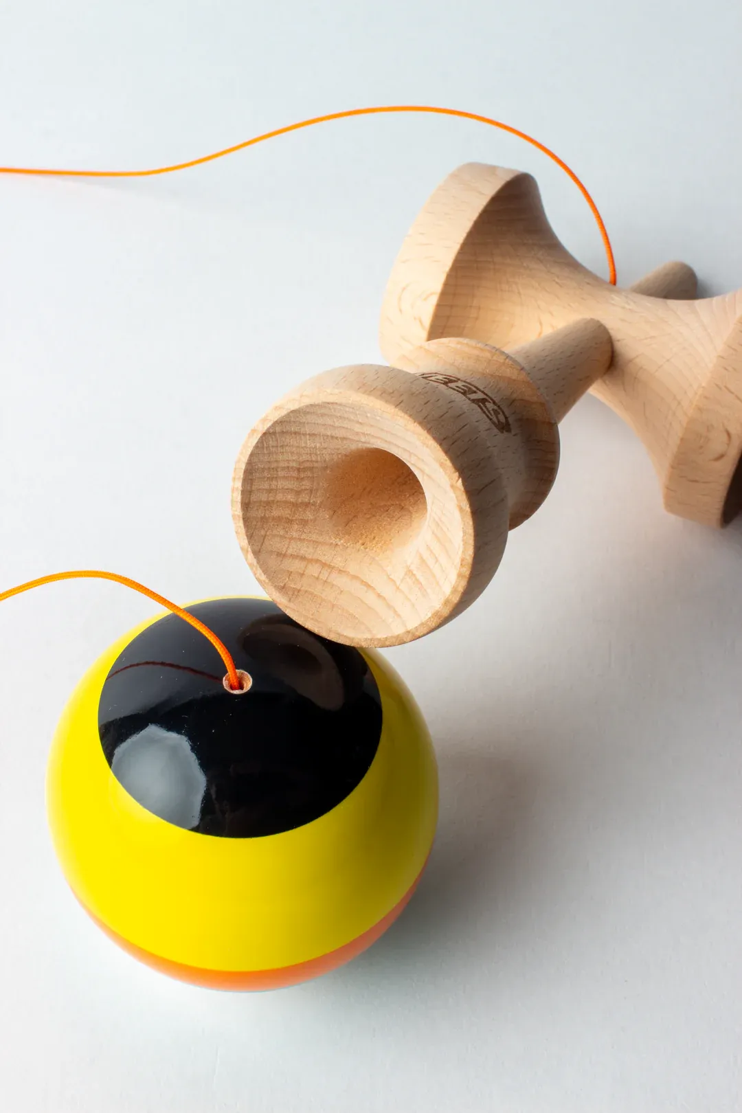 Cumpara Sweets Kendama Classic 5 Stripe Poncho Sweets <p>Incearca si tu noile kendame Sweets: Prime 5 Stripes!</p><p>Cele 4 modele noi de la Sweets vin cu un design fresh si cu o constructie ideala pentru trikc-urile de echilibru!</p><p>Tama, vopsita in laboratoarele Sweets cu Prime Tacky, se remarca prin cele 5 dungi de culori diferite, care marcheaza gaura, pentru ca tu sa o poti urmari mai usor in miscare.</p><p>Noua Prime Poncho este o kendama formidabila pentru a porni o competitie interesanta si fascinanta, fara prea multe pregatiri.</p><p>Ia-ti Kendama Prime 5 Stripes - Poncho si scoate-o la o intrecere cu ceilalti! </p><p>La fiecare Sweets Kendama Prime - 5 Stripes comandata, vei primi stickere, 1 manual de instructiuni, ata si margica de rezerva. </p>. Kendama originala din lemn, ideala pentru freestyle, antrenament si competitie. Potrivita pentru incepatori si avansati. [4]