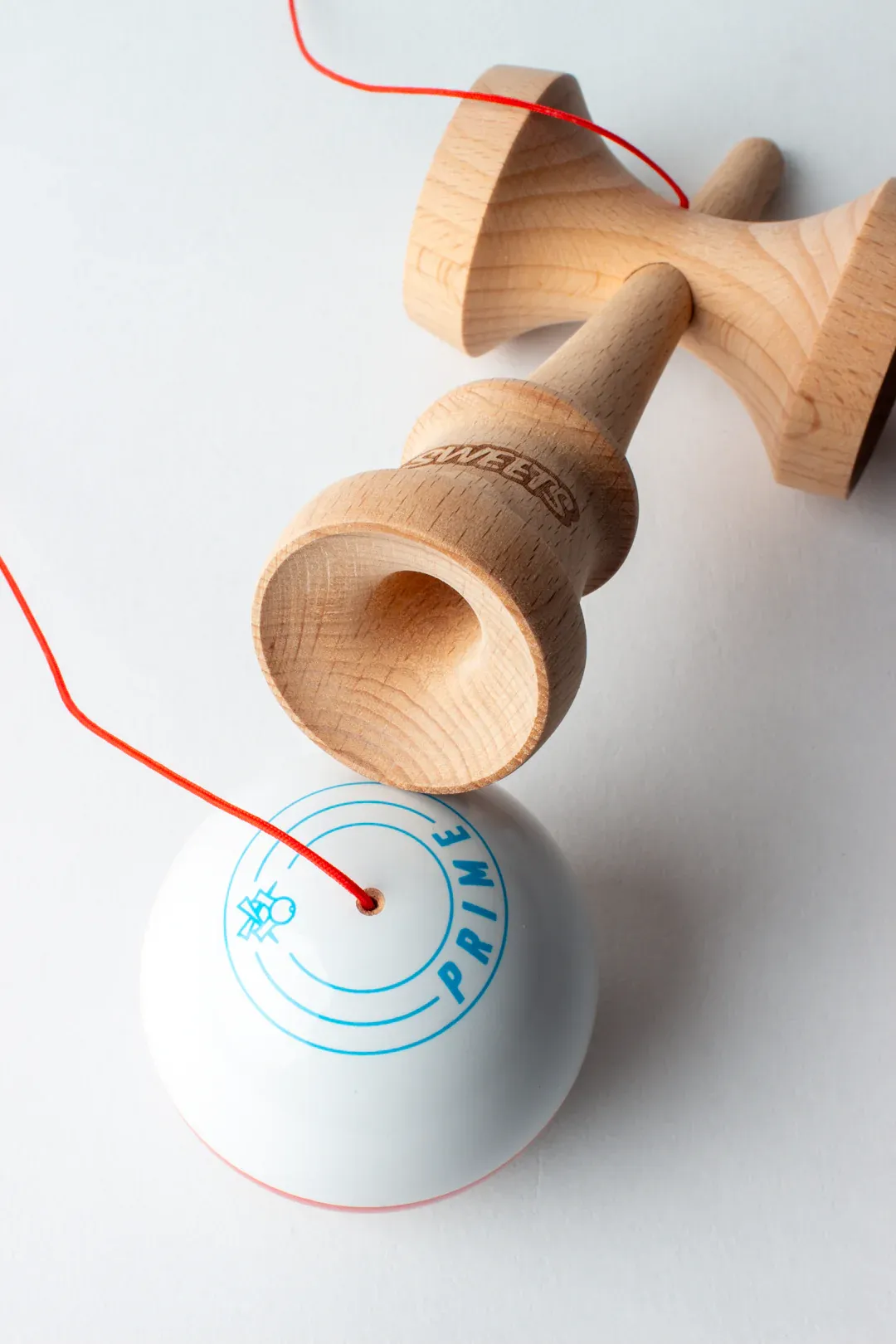 Cumpara Sweets Kendama Classic Racer Sweets <p>Noile kendame PRIME sunt cele mai echilibrate kendame construite de catre sweets, la un pret bun si o calitate de joc excelenta. Forma kendamei PRIME ajuta la realizarea mult mai usoara a trick-urilor, atat la invatarea lor cat si in competitii.</p><p>Kendamele PRIME sunt vopsite cu noua vopsea Prime Tacky, care ajuta mult la tricurile de echilibru pe tama.</p><p>Ken-ul kendamelor Prime 2018 si-a pastrat forma clasicelor kendame Sweets Prime, avand in partea de jos logo-ul Sweets si incorporand un nou element si anume logo-ul Sweetskendamas cu cele 2 ken-uri incrucisate gravat deasupra cupei mici.</p><p>Fiecare kendama PRIME vine ambalata in cutie, cu sticker, manual de instructiuni, ata si margea de rezerva.</p>. Kendama originala din lemn, ideala pentru freestyle, antrenament si competitie. Potrivita pentru incepatori si avansati. [3]