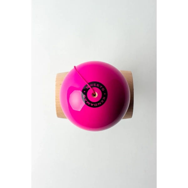 Cumpara Sweets Kendama Starter - Pink Sweets <p data-end="107" data-start="48"><strong data-end="107" data-start="48">CEA MAI BUNĂ KENDAMA PENTRU ÎNCEPĂTORI – SWEETS STARTER</strong></p><p data-end="543" data-start="109">Când am conceput noua noastră kendama de început, am avut în vedere mai multe aspecte importante: să fie accesibilă ca preț, să ofere o experiență de joc plăcută și să faciliteze învățarea trucurilor, oferind totodată o cale ușoară de a descoperi kendama și de a te alătura comunității noastre în creștere. Credem că am atins toate aceste obiective și abia așteptăm ca jucători, atât noi cât și avansați, să încerce kendamele Starter!</p><hr data-end="548" data-start="545" /><p data-end="568" data-start="550"><strong data-end="568" data-start="550">Caracteristici</strong></p><p data-end="577" data-start="570"><strong data-end="577" data-start="570">KEN</strong></p><ul data-end="677" data-start="578"> <li data-end="593" data-start="578"> <p data-end="593" data-start="580">Formă Amped</p> </li> <li data-end="609" data-start="594"> <p data-end="609" data-start="596">Lemn de fag</p> </li> <li data-end="645" data-start="610"> <p data-end="645" data-start="612"><em data-end="627" data-start="612">Balance Bevel</em> în cupa de bază</p> </li> <li data-end="677" data-start="646"> <p data-end="677" data-start="648">Logo gravat <em data-end="677" data-start="660">Sweets Crossken</em></p> </li></ul><p data-end="687" data-start="679"><strong data-end="687" data-start="679">TAMA</strong></p><ul data-end="796" data-start="688"> <li data-end="697" data-start="688"> <p data-end="697" data-start="690">62 mm</p> </li> <li data-end="713" data-start="698"> <p data-end="713" data-start="700">Lemn de fag</p> </li> <li data-end="738" data-start="714"> <p data-end="738" data-start="716">6 opțiuni de culoare</p> </li> <li data-end="769" data-start="739"> <p data-end="769" data-start="741">Urmărire vizuală excelentă</p> </li> <li data-end="796" data-start="770"> <p data-end="796" data-start="772">Acoperire <em data-end="796" data-start="782">Sticky Clear</em></p> </li></ul><p data-end="809" data-start="798"><strong data-end="809" data-start="798">INCLUDE</strong></p><ul data-end="868" data-start="810"> <li data-end="838" data-start="810"> <p data-end="838" data-start="812">Mărgea metalică rotativă</p> </li> <li data-end="857" data-start="839"> <p data-end="857" data-start="841">Ață de rezervă</p> </li> <li data-end="868" data-start="858"> <p data-end="868" data-start="860">Stickere</p> </li></ul>. Kendama originala din lemn, ideala pentru freestyle, antrenament si competitie. Potrivita pentru incepatori si avansati. [4]