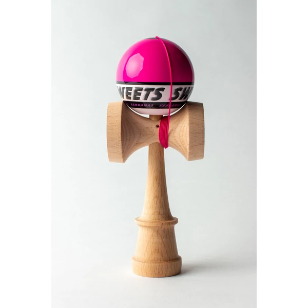 Cumpara Sweets Kendama Starter - Pink Sweets <p data-end="107" data-start="48"><strong data-end="107" data-start="48">CEA MAI BUNĂ KENDAMA PENTRU ÎNCEPĂTORI – SWEETS STARTER</strong></p><p data-end="543" data-start="109">Când am conceput noua noastră kendama de început, am avut în vedere mai multe aspecte importante: să fie accesibilă ca preț, să ofere o experiență de joc plăcută și să faciliteze învățarea trucurilor, oferind totodată o cale ușoară de a descoperi kendama și de a te alătura comunității noastre în creștere. Credem că am atins toate aceste obiective și abia așteptăm ca jucători, atât noi cât și avansați, să încerce kendamele Starter!</p><hr data-end="548" data-start="545" /><p data-end="568" data-start="550"><strong data-end="568" data-start="550">Caracteristici</strong></p><p data-end="577" data-start="570"><strong data-end="577" data-start="570">KEN</strong></p><ul data-end="677" data-start="578"> <li data-end="593" data-start="578"> <p data-end="593" data-start="580">Formă Amped</p> </li> <li data-end="609" data-start="594"> <p data-end="609" data-start="596">Lemn de fag</p> </li> <li data-end="645" data-start="610"> <p data-end="645" data-start="612"><em data-end="627" data-start="612">Balance Bevel</em> în cupa de bază</p> </li> <li data-end="677" data-start="646"> <p data-end="677" data-start="648">Logo gravat <em data-end="677" data-start="660">Sweets Crossken</em></p> </li></ul><p data-end="687" data-start="679"><strong data-end="687" data-start="679">TAMA</strong></p><ul data-end="796" data-start="688"> <li data-end="697" data-start="688"> <p data-end="697" data-start="690">62 mm</p> </li> <li data-end="713" data-start="698"> <p data-end="713" data-start="700">Lemn de fag</p> </li> <li data-end="738" data-start="714"> <p data-end="738" data-start="716">6 opțiuni de culoare</p> </li> <li data-end="769" data-start="739"> <p data-end="769" data-start="741">Urmărire vizuală excelentă</p> </li> <li data-end="796" data-start="770"> <p data-end="796" data-start="772">Acoperire <em data-end="796" data-start="782">Sticky Clear</em></p> </li></ul><p data-end="809" data-start="798"><strong data-end="809" data-start="798">INCLUDE</strong></p><ul data-end="868" data-start="810"> <li data-end="838" data-start="810"> <p data-end="838" data-start="812">Mărgea metalică rotativă</p> </li> <li data-end="857" data-start="839"> <p data-end="857" data-start="841">Ață de rezervă</p> </li> <li data-end="868" data-start="858"> <p data-end="868" data-start="860">Stickere</p> </li></ul>. Kendama originala din lemn, ideala pentru freestyle, antrenament si competitie. Potrivita pentru incepatori si avansati. [6]