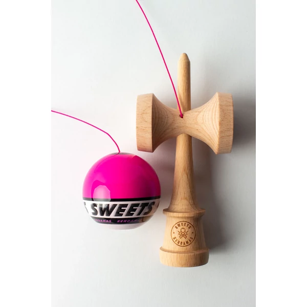 Cumpara Sweets Kendama Starter - Pink Sweets <p data-end="107" data-start="48"><strong data-end="107" data-start="48">CEA MAI BUNĂ KENDAMA PENTRU ÎNCEPĂTORI – SWEETS STARTER</strong></p><p data-end="543" data-start="109">Când am conceput noua noastră kendama de început, am avut în vedere mai multe aspecte importante: să fie accesibilă ca preț, să ofere o experiență de joc plăcută și să faciliteze învățarea trucurilor, oferind totodată o cale ușoară de a descoperi kendama și de a te alătura comunității noastre în creștere. Credem că am atins toate aceste obiective și abia așteptăm ca jucători, atât noi cât și avansați, să încerce kendamele Starter!</p><hr data-end="548" data-start="545" /><p data-end="568" data-start="550"><strong data-end="568" data-start="550">Caracteristici</strong></p><p data-end="577" data-start="570"><strong data-end="577" data-start="570">KEN</strong></p><ul data-end="677" data-start="578"> <li data-end="593" data-start="578"> <p data-end="593" data-start="580">Formă Amped</p> </li> <li data-end="609" data-start="594"> <p data-end="609" data-start="596">Lemn de fag</p> </li> <li data-end="645" data-start="610"> <p data-end="645" data-start="612"><em data-end="627" data-start="612">Balance Bevel</em> în cupa de bază</p> </li> <li data-end="677" data-start="646"> <p data-end="677" data-start="648">Logo gravat <em data-end="677" data-start="660">Sweets Crossken</em></p> </li></ul><p data-end="687" data-start="679"><strong data-end="687" data-start="679">TAMA</strong></p><ul data-end="796" data-start="688"> <li data-end="697" data-start="688"> <p data-end="697" data-start="690">62 mm</p> </li> <li data-end="713" data-start="698"> <p data-end="713" data-start="700">Lemn de fag</p> </li> <li data-end="738" data-start="714"> <p data-end="738" data-start="716">6 opțiuni de culoare</p> </li> <li data-end="769" data-start="739"> <p data-end="769" data-start="741">Urmărire vizuală excelentă</p> </li> <li data-end="796" data-start="770"> <p data-end="796" data-start="772">Acoperire <em data-end="796" data-start="782">Sticky Clear</em></p> </li></ul><p data-end="809" data-start="798"><strong data-end="809" data-start="798">INCLUDE</strong></p><ul data-end="868" data-start="810"> <li data-end="838" data-start="810"> <p data-end="838" data-start="812">Mărgea metalică rotativă</p> </li> <li data-end="857" data-start="839"> <p data-end="857" data-start="841">Ață de rezervă</p> </li> <li data-end="868" data-start="858"> <p data-end="868" data-start="860">Stickere</p> </li></ul>. Kendama originala din lemn, ideala pentru freestyle, antrenament si competitie. Potrivita pentru incepatori si avansati. [3]