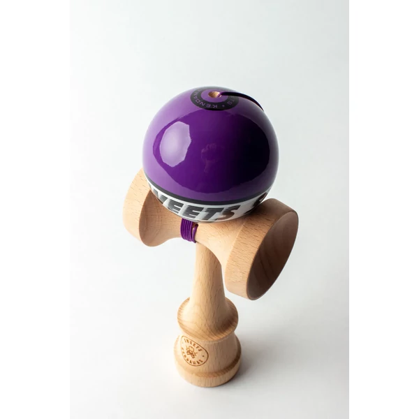 Cumpara Sweets Kendama Starter - Purple Sweets <p data-end="107" data-start="48"><strong data-end="107" data-start="48">CEA MAI BUNĂ KENDAMA PENTRU ÎNCEPĂTORI – SWEETS STARTER</strong></p><p data-end="543" data-start="109">Când am conceput noua noastră kendama de început, am avut în vedere mai multe aspecte importante: să fie accesibilă ca preț, să ofere o experiență de joc plăcută și să faciliteze învățarea trucurilor, oferind totodată o cale ușoară de a descoperi kendama și de a te alătura comunității noastre în creștere. Credem că am atins toate aceste obiective și abia așteptăm ca jucători, atât noi cât și avansați, să încerce kendamele Starter!</p><hr data-end="548" data-start="545" /><p data-end="568" data-start="550"><strong data-end="568" data-start="550">Caracteristici</strong></p><p data-end="577" data-start="570"><strong data-end="577" data-start="570">KEN</strong></p><ul data-end="677" data-start="578"> <li data-end="593" data-start="578"> <p data-end="593" data-start="580">Formă Amped</p> </li> <li data-end="609" data-start="594"> <p data-end="609" data-start="596">Lemn de fag</p> </li> <li data-end="645" data-start="610"> <p data-end="645" data-start="612"><em data-end="627" data-start="612">Balance Bevel</em> în cupa de bază</p> </li> <li data-end="677" data-start="646"> <p data-end="677" data-start="648">Logo gravat <em data-end="677" data-start="660">Sweets Crossken</em></p> </li></ul><p data-end="687" data-start="679"><strong data-end="687" data-start="679">TAMA</strong></p><ul data-end="796" data-start="688"> <li data-end="697" data-start="688"> <p data-end="697" data-start="690">62 mm</p> </li> <li data-end="713" data-start="698"> <p data-end="713" data-start="700">Lemn de fag</p> </li> <li data-end="738" data-start="714"> <p data-end="738" data-start="716">6 opțiuni de culoare</p> </li> <li data-end="769" data-start="739"> <p data-end="769" data-start="741">Urmărire vizuală excelentă</p> </li> <li data-end="796" data-start="770"> <p data-end="796" data-start="772">Acoperire <em data-end="796" data-start="782">Sticky Clear</em></p> </li></ul><p data-end="809" data-start="798"><strong data-end="809" data-start="798">INCLUDE</strong></p><ul data-end="868" data-start="810"> <li data-end="838" data-start="810"> <p data-end="838" data-start="812">Mărgea metalică rotativă</p> </li> <li data-end="857" data-start="839"> <p data-end="857" data-start="841">Ață de rezervă</p> </li> <li data-end="868" data-start="858"> <p data-end="868" data-start="860">Stickere</p> </li></ul>. Kendama originala din lemn, ideala pentru freestyle, antrenament si competitie. Potrivita pentru incepatori si avansati. [6]