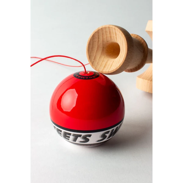 Cumpara Sweets Kendama Starter - Red Sweets <p data-end="107" data-start="48"><strong data-end="107" data-start="48">CEA MAI BUNĂ KENDAMA PENTRU ÎNCEPĂTORI – SWEETS STARTER</strong></p><p data-end="543" data-start="109">Când am conceput noua noastră kendama de început, am avut în vedere mai multe aspecte importante: să fie accesibilă ca preț, să ofere o experiență de joc plăcută și să faciliteze învățarea trucurilor, oferind totodată o cale ușoară de a descoperi kendama și de a te alătura comunității noastre în creștere. Credem că am atins toate aceste obiective și abia așteptăm ca jucători, atât noi cât și avansați, să încerce kendamele Starter!</p><hr data-end="548" data-start="545" /><p data-end="568" data-start="550"><strong data-end="568" data-start="550">Caracteristici</strong></p><p data-end="577" data-start="570"><strong data-end="577" data-start="570">KEN</strong></p><ul data-end="677" data-start="578"> <li data-end="593" data-start="578"> <p data-end="593" data-start="580">Formă Amped</p> </li> <li data-end="609" data-start="594"> <p data-end="609" data-start="596">Lemn de fag</p> </li> <li data-end="645" data-start="610"> <p data-end="645" data-start="612"><em data-end="627" data-start="612">Balance Bevel</em> în cupa de bază</p> </li> <li data-end="677" data-start="646"> <p data-end="677" data-start="648">Logo gravat <em data-end="677" data-start="660">Sweets Crossken</em></p> </li></ul><p data-end="687" data-start="679"><strong data-end="687" data-start="679">TAMA</strong></p><ul data-end="796" data-start="688"> <li data-end="697" data-start="688"> <p data-end="697" data-start="690">62 mm</p> </li> <li data-end="713" data-start="698"> <p data-end="713" data-start="700">Lemn de fag</p> </li> <li data-end="738" data-start="714"> <p data-end="738" data-start="716">6 opțiuni de culoare</p> </li> <li data-end="769" data-start="739"> <p data-end="769" data-start="741">Urmărire vizuală excelentă</p> </li> <li data-end="796" data-start="770"> <p data-end="796" data-start="772">Acoperire <em data-end="796" data-start="782">Sticky Clear</em></p> </li></ul><p data-end="809" data-start="798"><strong data-end="809" data-start="798">INCLUDE</strong></p><ul data-end="868" data-start="810"> <li data-end="838" data-start="810"> <p data-end="838" data-start="812">Mărgea metalică rotativă</p> </li> <li data-end="857" data-start="839"> <p data-end="857" data-start="841">Ață de rezervă</p> </li> <li data-end="868" data-start="858"> <p data-end="868" data-start="860">Stickere</p> </li></ul>. Kendama originala din lemn, ideala pentru freestyle, antrenament si competitie. Potrivita pentru incepatori si avansati. [2]