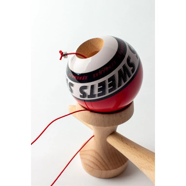 Cumpara Sweets Kendama Starter - Red Sweets <p data-end="107" data-start="48"><strong data-end="107" data-start="48">CEA MAI BUNĂ KENDAMA PENTRU ÎNCEPĂTORI – SWEETS STARTER</strong></p><p data-end="543" data-start="109">Când am conceput noua noastră kendama de început, am avut în vedere mai multe aspecte importante: să fie accesibilă ca preț, să ofere o experiență de joc plăcută și să faciliteze învățarea trucurilor, oferind totodată o cale ușoară de a descoperi kendama și de a te alătura comunității noastre în creștere. Credem că am atins toate aceste obiective și abia așteptăm ca jucători, atât noi cât și avansați, să încerce kendamele Starter!</p><hr data-end="548" data-start="545" /><p data-end="568" data-start="550"><strong data-end="568" data-start="550">Caracteristici</strong></p><p data-end="577" data-start="570"><strong data-end="577" data-start="570">KEN</strong></p><ul data-end="677" data-start="578"> <li data-end="593" data-start="578"> <p data-end="593" data-start="580">Formă Amped</p> </li> <li data-end="609" data-start="594"> <p data-end="609" data-start="596">Lemn de fag</p> </li> <li data-end="645" data-start="610"> <p data-end="645" data-start="612"><em data-end="627" data-start="612">Balance Bevel</em> în cupa de bază</p> </li> <li data-end="677" data-start="646"> <p data-end="677" data-start="648">Logo gravat <em data-end="677" data-start="660">Sweets Crossken</em></p> </li></ul><p data-end="687" data-start="679"><strong data-end="687" data-start="679">TAMA</strong></p><ul data-end="796" data-start="688"> <li data-end="697" data-start="688"> <p data-end="697" data-start="690">62 mm</p> </li> <li data-end="713" data-start="698"> <p data-end="713" data-start="700">Lemn de fag</p> </li> <li data-end="738" data-start="714"> <p data-end="738" data-start="716">6 opțiuni de culoare</p> </li> <li data-end="769" data-start="739"> <p data-end="769" data-start="741">Urmărire vizuală excelentă</p> </li> <li data-end="796" data-start="770"> <p data-end="796" data-start="772">Acoperire <em data-end="796" data-start="782">Sticky Clear</em></p> </li></ul><p data-end="809" data-start="798"><strong data-end="809" data-start="798">INCLUDE</strong></p><ul data-end="868" data-start="810"> <li data-end="838" data-start="810"> <p data-end="838" data-start="812">Mărgea metalică rotativă</p> </li> <li data-end="857" data-start="839"> <p data-end="857" data-start="841">Ață de rezervă</p> </li> <li data-end="868" data-start="858"> <p data-end="868" data-start="860">Stickere</p> </li></ul>. Kendama originala din lemn, ideala pentru freestyle, antrenament si competitie. Potrivita pentru incepatori si avansati. [3]
