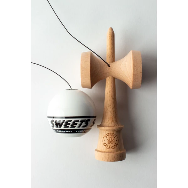 Cumpara Sweets Kendama Starter - White Sweets <p data-end="107" data-start="48"><strong data-end="107" data-start="48">CEA MAI BUNĂ KENDAMA PENTRU ÎNCEPĂTORI – SWEETS STARTER</strong></p><p data-end="543" data-start="109">Când am conceput noua noastră kendama de început, am avut în vedere mai multe aspecte importante: să fie accesibilă ca preț, să ofere o experiență de joc plăcută și să faciliteze învățarea trucurilor, oferind totodată o cale ușoară de a descoperi kendama și de a te alătura comunității noastre în creștere. Credem că am atins toate aceste obiective și abia așteptăm ca jucători, atât noi cât și avansați, să încerce kendamele Starter!</p><hr data-end="548" data-start="545" /><p data-end="568" data-start="550"><strong data-end="568" data-start="550">Caracteristici</strong></p><p data-end="577" data-start="570"><strong data-end="577" data-start="570">KEN</strong></p><ul data-end="677" data-start="578"> <li data-end="593" data-start="578"> <p data-end="593" data-start="580">Formă Amped</p> </li> <li data-end="609" data-start="594"> <p data-end="609" data-start="596">Lemn de fag</p> </li> <li data-end="645" data-start="610"> <p data-end="645" data-start="612"><em data-end="627" data-start="612">Balance Bevel</em> în cupa de bază</p> </li> <li data-end="677" data-start="646"> <p data-end="677" data-start="648">Logo gravat <em data-end="677" data-start="660">Sweets Crossken</em></p> </li></ul><p data-end="687" data-start="679"><strong data-end="687" data-start="679">TAMA</strong></p><ul data-end="796" data-start="688"> <li data-end="697" data-start="688"> <p data-end="697" data-start="690">62 mm</p> </li> <li data-end="713" data-start="698"> <p data-end="713" data-start="700">Lemn de fag</p> </li> <li data-end="738" data-start="714"> <p data-end="738" data-start="716">6 opțiuni de culoare</p> </li> <li data-end="769" data-start="739"> <p data-end="769" data-start="741">Urmărire vizuală excelentă</p> </li> <li data-end="796" data-start="770"> <p data-end="796" data-start="772">Acoperire <em data-end="796" data-start="782">Sticky Clear</em></p> </li></ul><p data-end="809" data-start="798"><strong data-end="809" data-start="798">INCLUDE</strong></p><ul data-end="868" data-start="810"> <li data-end="838" data-start="810"> <p data-end="838" data-start="812">Mărgea metalică rotativă</p> </li> <li data-end="857" data-start="839"> <p data-end="857" data-start="841">Ață de rezervă</p> </li> <li data-end="868" data-start="858"> <p data-end="868" data-start="860">Stickere</p> </li></ul>. Kendama originala din lemn, ideala pentru freestyle, antrenament si competitie. Potrivita pentru incepatori si avansati. [3]