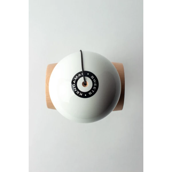 Cumpara Sweets Kendama Starter - White Sweets <p data-end="107" data-start="48"><strong data-end="107" data-start="48">CEA MAI BUNĂ KENDAMA PENTRU ÎNCEPĂTORI – SWEETS STARTER</strong></p><p data-end="543" data-start="109">Când am conceput noua noastră kendama de început, am avut în vedere mai multe aspecte importante: să fie accesibilă ca preț, să ofere o experiență de joc plăcută și să faciliteze învățarea trucurilor, oferind totodată o cale ușoară de a descoperi kendama și de a te alătura comunității noastre în creștere. Credem că am atins toate aceste obiective și abia așteptăm ca jucători, atât noi cât și avansați, să încerce kendamele Starter!</p><hr data-end="548" data-start="545" /><p data-end="568" data-start="550"><strong data-end="568" data-start="550">Caracteristici</strong></p><p data-end="577" data-start="570"><strong data-end="577" data-start="570">KEN</strong></p><ul data-end="677" data-start="578"> <li data-end="593" data-start="578"> <p data-end="593" data-start="580">Formă Amped</p> </li> <li data-end="609" data-start="594"> <p data-end="609" data-start="596">Lemn de fag</p> </li> <li data-end="645" data-start="610"> <p data-end="645" data-start="612"><em data-end="627" data-start="612">Balance Bevel</em> în cupa de bază</p> </li> <li data-end="677" data-start="646"> <p data-end="677" data-start="648">Logo gravat <em data-end="677" data-start="660">Sweets Crossken</em></p> </li></ul><p data-end="687" data-start="679"><strong data-end="687" data-start="679">TAMA</strong></p><ul data-end="796" data-start="688"> <li data-end="697" data-start="688"> <p data-end="697" data-start="690">62 mm</p> </li> <li data-end="713" data-start="698"> <p data-end="713" data-start="700">Lemn de fag</p> </li> <li data-end="738" data-start="714"> <p data-end="738" data-start="716">6 opțiuni de culoare</p> </li> <li data-end="769" data-start="739"> <p data-end="769" data-start="741">Urmărire vizuală excelentă</p> </li> <li data-end="796" data-start="770"> <p data-end="796" data-start="772">Acoperire <em data-end="796" data-start="782">Sticky Clear</em></p> </li></ul><p data-end="809" data-start="798"><strong data-end="809" data-start="798">INCLUDE</strong></p><ul data-end="868" data-start="810"> <li data-end="838" data-start="810"> <p data-end="838" data-start="812">Mărgea metalică rotativă</p> </li> <li data-end="857" data-start="839"> <p data-end="857" data-start="841">Ață de rezervă</p> </li> <li data-end="868" data-start="858"> <p data-end="868" data-start="860">Stickere</p> </li></ul>. Kendama originala din lemn, ideala pentru freestyle, antrenament si competitie. Potrivita pentru incepatori si avansati. [4]