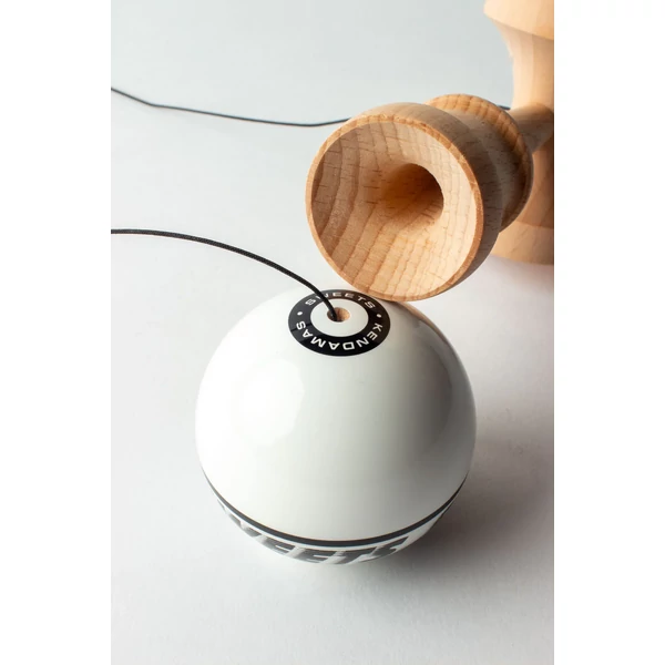 Cumpara Sweets Kendama Starter - White Sweets <p data-end="107" data-start="48"><strong data-end="107" data-start="48">CEA MAI BUNĂ KENDAMA PENTRU ÎNCEPĂTORI – SWEETS STARTER</strong></p><p data-end="543" data-start="109">Când am conceput noua noastră kendama de început, am avut în vedere mai multe aspecte importante: să fie accesibilă ca preț, să ofere o experiență de joc plăcută și să faciliteze învățarea trucurilor, oferind totodată o cale ușoară de a descoperi kendama și de a te alătura comunității noastre în creștere. Credem că am atins toate aceste obiective și abia așteptăm ca jucători, atât noi cât și avansați, să încerce kendamele Starter!</p><hr data-end="548" data-start="545" /><p data-end="568" data-start="550"><strong data-end="568" data-start="550">Caracteristici</strong></p><p data-end="577" data-start="570"><strong data-end="577" data-start="570">KEN</strong></p><ul data-end="677" data-start="578"> <li data-end="593" data-start="578"> <p data-end="593" data-start="580">Formă Amped</p> </li> <li data-end="609" data-start="594"> <p data-end="609" data-start="596">Lemn de fag</p> </li> <li data-end="645" data-start="610"> <p data-end="645" data-start="612"><em data-end="627" data-start="612">Balance Bevel</em> în cupa de bază</p> </li> <li data-end="677" data-start="646"> <p data-end="677" data-start="648">Logo gravat <em data-end="677" data-start="660">Sweets Crossken</em></p> </li></ul><p data-end="687" data-start="679"><strong data-end="687" data-start="679">TAMA</strong></p><ul data-end="796" data-start="688"> <li data-end="697" data-start="688"> <p data-end="697" data-start="690">62 mm</p> </li> <li data-end="713" data-start="698"> <p data-end="713" data-start="700">Lemn de fag</p> </li> <li data-end="738" data-start="714"> <p data-end="738" data-start="716">6 opțiuni de culoare</p> </li> <li data-end="769" data-start="739"> <p data-end="769" data-start="741">Urmărire vizuală excelentă</p> </li> <li data-end="796" data-start="770"> <p data-end="796" data-start="772">Acoperire <em data-end="796" data-start="782">Sticky Clear</em></p> </li></ul><p data-end="809" data-start="798"><strong data-end="809" data-start="798">INCLUDE</strong></p><ul data-end="868" data-start="810"> <li data-end="838" data-start="810"> <p data-end="838" data-start="812">Mărgea metalică rotativă</p> </li> <li data-end="857" data-start="839"> <p data-end="857" data-start="841">Ață de rezervă</p> </li> <li data-end="868" data-start="858"> <p data-end="868" data-start="860">Stickere</p> </li></ul>. Kendama originala din lemn, ideala pentru freestyle, antrenament si competitie. Potrivita pentru incepatori si avansati. [2]