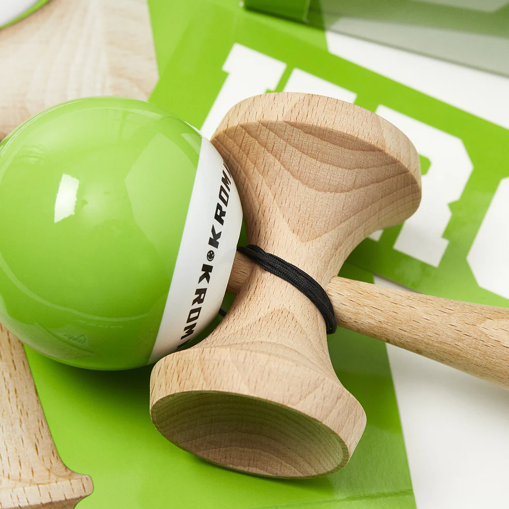 Cumpara Kendama Krom POP LOL STICKY Lime Green KROM <h2>Kendama Krom POP LOL Lime Green – Originală Lemn de Fag</h2><p><strong>Controlează mai bine fiecare trick</strong> datorită stratului <em>sticky</em> de pe tama (61 mm) și echilibrului optim al ken-ului din lemn de fag.</p><ul> <li>Lemn: fag finisaj de calitate</li> <li>Tama: 61 mm vopsea sticky pentru aderență</li> <li>Gaură centrală optimizată pentru lacing</li> <li>Sfoară rezistentă + bead incluse</li> <li>Potrivită pentru începători și avansați</li></ul><p>Concepută de <strong>KROM</strong> pentru sesiuni zilnice – de la primul spike până la combinații avansate de lighthouse lunars și stil flow.</p>. Kendama originala din lemn, ideala pentru freestyle, antrenament si competitie. Potrivita pentru incepatori si avansati. [4]