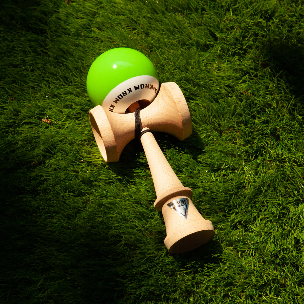 Cumpara Kendama Krom POP LOL STICKY Lime Green KROM <h2>Kendama Krom POP LOL Lime Green – Originală Lemn de Fag</h2><p><strong>Controlează mai bine fiecare trick</strong> datorită stratului <em>sticky</em> de pe tama (61 mm) și echilibrului optim al ken-ului din lemn de fag.</p><ul> <li>Lemn: fag finisaj de calitate</li> <li>Tama: 61 mm vopsea sticky pentru aderență</li> <li>Gaură centrală optimizată pentru lacing</li> <li>Sfoară rezistentă + bead incluse</li> <li>Potrivită pentru începători și avansați</li></ul><p>Concepută de <strong>KROM</strong> pentru sesiuni zilnice – de la primul spike până la combinații avansate de lighthouse lunars și stil flow.</p>. Kendama originala din lemn, ideala pentru freestyle, antrenament si competitie. Potrivita pentru incepatori si avansati. [3]
