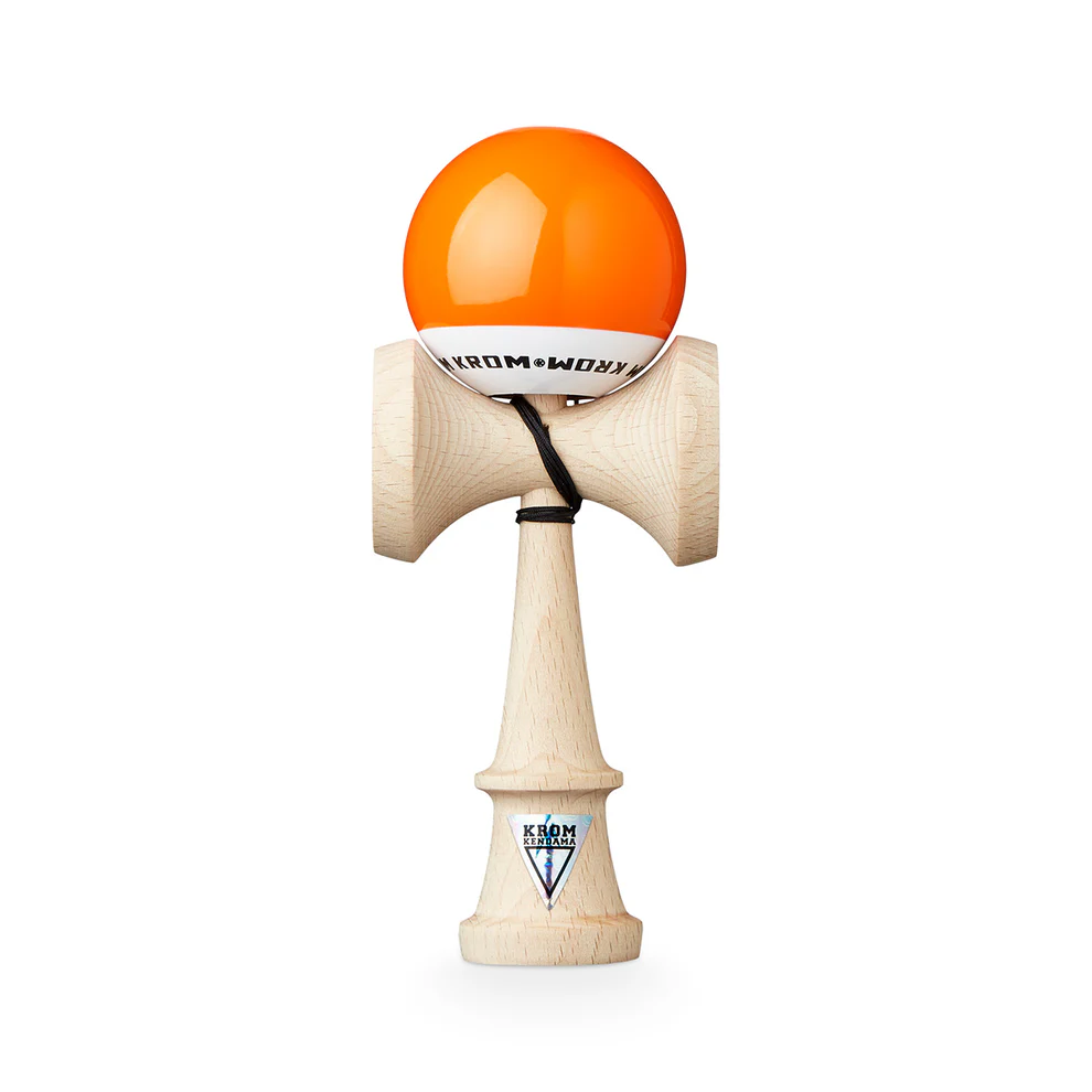 Kendama KROM - Cumpara Kendama Krom POP LOL STICKY Orange KROM <h2>Kendama Krom POP LOL Orange – Originală Lemn de Fag</h2><p><strong>Controlează mai bine fiecare trick</strong> datorită stratului <em>sticky</em> de pe tama (61 mm) și echilibrului optim al ken-ului din lemn de fag.</p><ul> <li>Lemn: fag finisaj de calitate</li> <li>Tama: 61 mm vopsea sticky pentru aderență</li> <li>Gaură centrală optimizată pentru lacing</li> <li>Sfoară rezistentă + bead incluse</li> <li>Potrivită pentru începători și avansați</li></ul><p>Concepută de <strong>KROM</strong> pentru sesiuni zilnice – de la primul spike până la combinații avansate de lighthouse lunars și stil flow.</p>. Kendama originala din lemn, ideala pentru freestyle, antrenament si competitie. Potrivita pentru incepatori si avansati.
