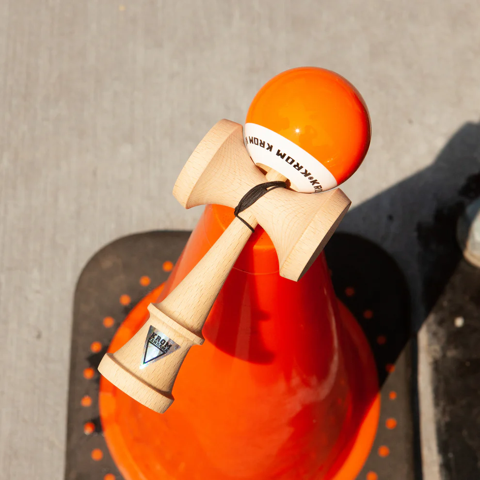 Cumpara Kendama Krom POP LOL STICKY Orange KROM <h2>Kendama Krom POP LOL Orange – Originală Lemn de Fag</h2><p><strong>Controlează mai bine fiecare trick</strong> datorită stratului <em>sticky</em> de pe tama (61 mm) și echilibrului optim al ken-ului din lemn de fag.</p><ul> <li>Lemn: fag finisaj de calitate</li> <li>Tama: 61 mm vopsea sticky pentru aderență</li> <li>Gaură centrală optimizată pentru lacing</li> <li>Sfoară rezistentă + bead incluse</li> <li>Potrivită pentru începători și avansați</li></ul><p>Concepută de <strong>KROM</strong> pentru sesiuni zilnice – de la primul spike până la combinații avansate de lighthouse lunars și stil flow.</p>. Kendama originala din lemn, ideala pentru freestyle, antrenament si competitie. Potrivita pentru incepatori si avansati. [4]
