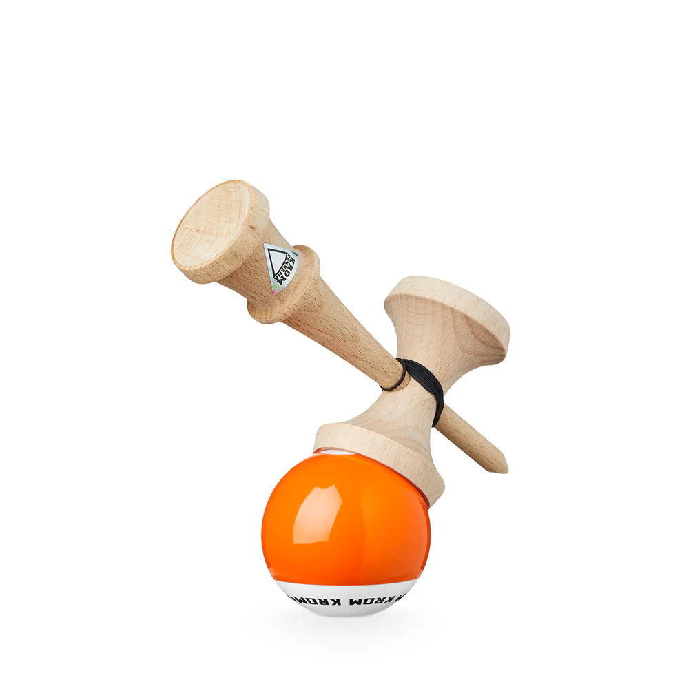 Cumpara Kendama Krom POP LOL STICKY Orange KROM <h2>Kendama Krom POP LOL Orange – Originală Lemn de Fag</h2><p><strong>Controlează mai bine fiecare trick</strong> datorită stratului <em>sticky</em> de pe tama (61 mm) și echilibrului optim al ken-ului din lemn de fag.</p><ul> <li>Lemn: fag finisaj de calitate</li> <li>Tama: 61 mm vopsea sticky pentru aderență</li> <li>Gaură centrală optimizată pentru lacing</li> <li>Sfoară rezistentă + bead incluse</li> <li>Potrivită pentru începători și avansați</li></ul><p>Concepută de <strong>KROM</strong> pentru sesiuni zilnice – de la primul spike până la combinații avansate de lighthouse lunars și stil flow.</p>. Kendama originala din lemn, ideala pentru freestyle, antrenament si competitie. Potrivita pentru incepatori si avansati. [2]