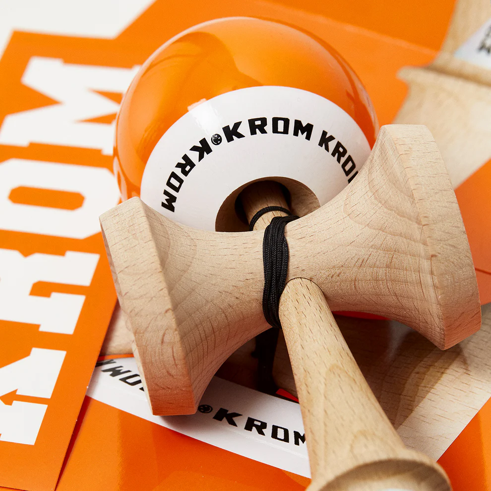 Cumpara Kendama Krom POP LOL STICKY Orange KROM <h2>Kendama Krom POP LOL Orange – Originală Lemn de Fag</h2><p><strong>Controlează mai bine fiecare trick</strong> datorită stratului <em>sticky</em> de pe tama (61 mm) și echilibrului optim al ken-ului din lemn de fag.</p><ul> <li>Lemn: fag finisaj de calitate</li> <li>Tama: 61 mm vopsea sticky pentru aderență</li> <li>Gaură centrală optimizată pentru lacing</li> <li>Sfoară rezistentă + bead incluse</li> <li>Potrivită pentru începători și avansați</li></ul><p>Concepută de <strong>KROM</strong> pentru sesiuni zilnice – de la primul spike până la combinații avansate de lighthouse lunars și stil flow.</p>. Kendama originala din lemn, ideala pentru freestyle, antrenament si competitie. Potrivita pentru incepatori si avansati. [5]