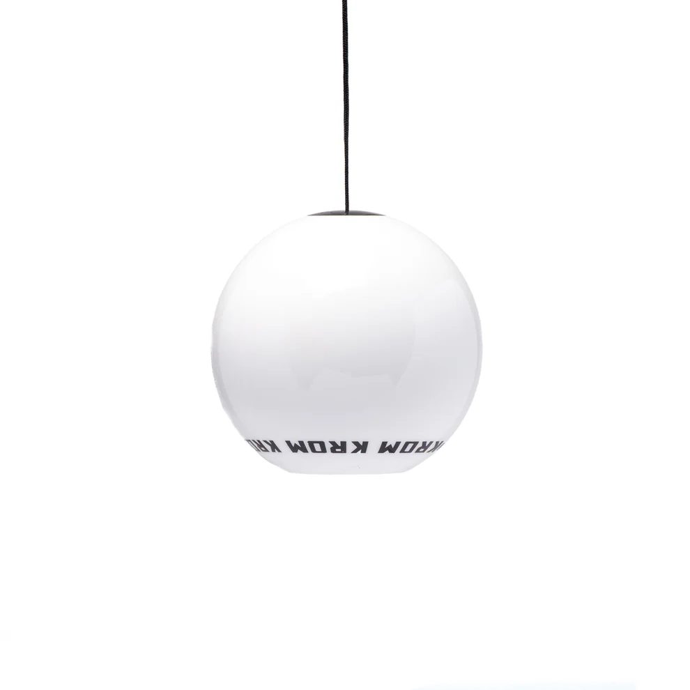 Cumpara Kendama Krom POP LOL STICKY White KROM <h2>Kendama Krom POP LOL White – Originală Lemn de Fag</h2><p><strong>Controlează mai bine fiecare trick</strong> datorită stratului <em>sticky</em> de pe tama (61 mm) și echilibrului optim al ken-ului din lemn de fag.</p><ul> <li>Lemn: fag finisaj de calitate</li> <li>Tama: 61 mm vopsea sticky pentru aderență</li> <li>Gaură centrală optimizată pentru lacing</li> <li>Sfoară rezistentă + bead incluse</li> <li>Potrivită pentru începători și avansați</li></ul><p>Concepută de <strong>KROM</strong> pentru sesiuni zilnice – de la primul spike până la combinații avansate de lighthouse lunars și stil flow.</p>. Kendama originala din lemn, ideala pentru freestyle, antrenament si competitie. Potrivita pentru incepatori si avansati. [8]