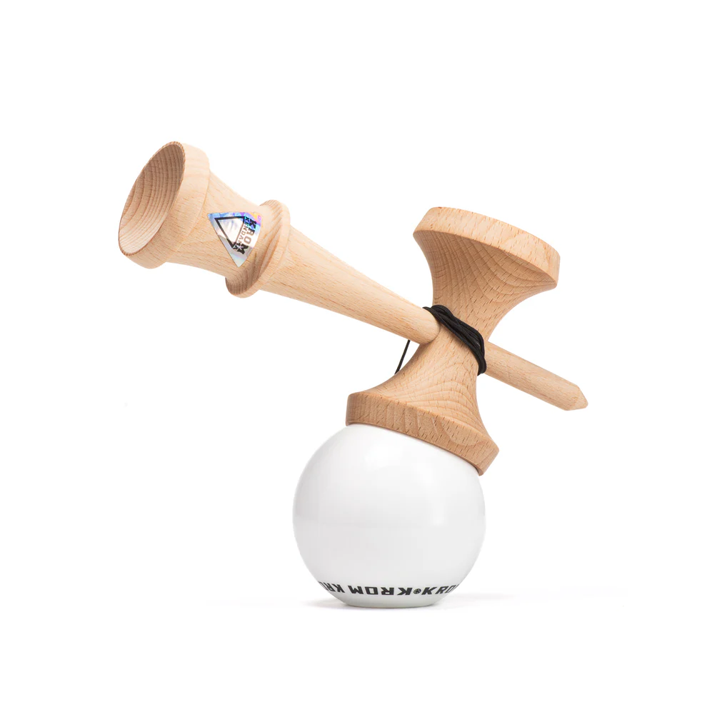 Cumpara Kendama Krom POP LOL STICKY White KROM <h2>Kendama Krom POP LOL White – Originală Lemn de Fag</h2><p><strong>Controlează mai bine fiecare trick</strong> datorită stratului <em>sticky</em> de pe tama (61 mm) și echilibrului optim al ken-ului din lemn de fag.</p><ul> <li>Lemn: fag finisaj de calitate</li> <li>Tama: 61 mm vopsea sticky pentru aderență</li> <li>Gaură centrală optimizată pentru lacing</li> <li>Sfoară rezistentă + bead incluse</li> <li>Potrivită pentru începători și avansați</li></ul><p>Concepută de <strong>KROM</strong> pentru sesiuni zilnice – de la primul spike până la combinații avansate de lighthouse lunars și stil flow.</p>. Kendama originala din lemn, ideala pentru freestyle, antrenament si competitie. Potrivita pentru incepatori si avansati. [2]