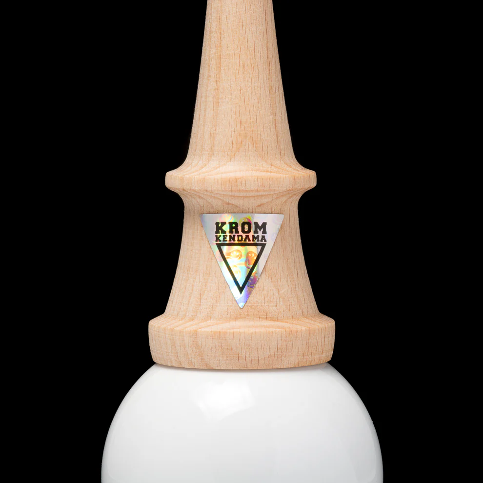 Cumpara Kendama Krom POP LOL STICKY White KROM <h2>Kendama Krom POP LOL White – Originală Lemn de Fag</h2><p><strong>Controlează mai bine fiecare trick</strong> datorită stratului <em>sticky</em> de pe tama (61 mm) și echilibrului optim al ken-ului din lemn de fag.</p><ul> <li>Lemn: fag finisaj de calitate</li> <li>Tama: 61 mm vopsea sticky pentru aderență</li> <li>Gaură centrală optimizată pentru lacing</li> <li>Sfoară rezistentă + bead incluse</li> <li>Potrivită pentru începători și avansați</li></ul><p>Concepută de <strong>KROM</strong> pentru sesiuni zilnice – de la primul spike până la combinații avansate de lighthouse lunars și stil flow.</p>. Kendama originala din lemn, ideala pentru freestyle, antrenament si competitie. Potrivita pentru incepatori si avansati. [4]