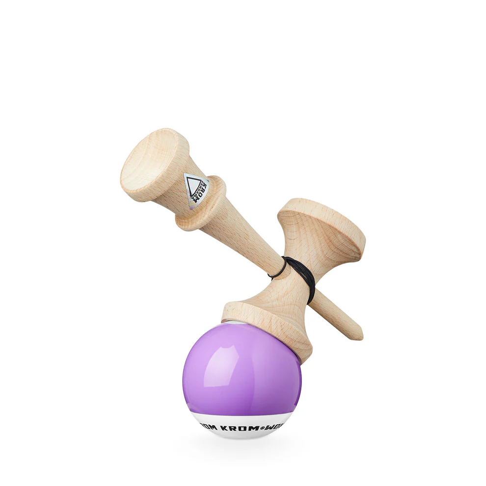 Cumpara Kendama Krom POP POP STICKY Lavender KROM <p data-end="519" data-start="448"><strong data-end="517" data-start="448">Kendama Krom POP sticky Lavender – Stil Control și Originalitate</strong></p><p data-end="805" data-start="521">Kendama Krom POP sticky Lavender este creată pentru pasionații care vor să combine performanța cu un design unic. Fabricată din <strong data-end="664" data-start="649">lemn de fag</strong> rezistent și echipată cu o <strong data-end="709" data-start="692">tama de </strong> acoperită cu strat <strong data-end="749" data-start="729">LOL sticky clear</strong> oferă aderență maximă și stabilitate în orice trick.</p><p data-end="969" data-start="807">Culoarea <strong data-end="828" data-start="816">Lavender</strong> adaugă un aer elegant și fresh ideală pentru colecționari dar și pentru cei care vor să iasă în evidență la antrenamente sau competiții.</p><p data-end="1244" data-start="971"><strong data-end="1032" data-start="971">De ce să cumperi Kendama Krom POP de pe ReduceriAngro.ro?</strong><br data-end="1035" data-start="1032" />🚀 Produs original <strong data-end="1070" data-start="1054">KROM Kendama</strong><br data-end="1073" data-start="1070" />🌍 Unul dintre cele mai vândute modele la nivel global<br data-end="1130" data-start="1127" />🎯 Perfectă pentru toate nivelurile – de la începători la profesioniști<br data-end="1204" data-start="1201" />💸 Preț competitiv și oferte exclusive</p><p data-end="1386" data-start="1246"><strong data-end="1271" data-start="1246">Specificații tehnice:</strong><br data-end="1274" data-start="1271" />• Formă: <strong data-end="1289" data-start="1283">CK</strong><br data-end="1292" data-start="1289" />• Material: <strong data-end="1319" data-start="1304">Lemn de fag</strong><br data-end="1322" data-start="1319" />• Tama: cu strat LOL sticky clear<br data-end="1368" data-start="1365" />• Ață: <strong data-end="1384" data-start="1375">55 cm</strong></p><p data-end="1472" data-start="1388"><strong data-end="1409" data-start="1388">Pachetul include:</strong><br data-end="1412" data-start="1409" />Kendama completă ață de rezervă poster și sticker bonus.</p><p data-end="1554" data-start="1474">💡 Ideală pentru cadouri antrenamente zilnice și colecții premium de kendame!</p>. Kendama originala din lemn, ideala pentru freestyle, antrenament si competitie. Potrivita pentru incepatori si avansati. [2]