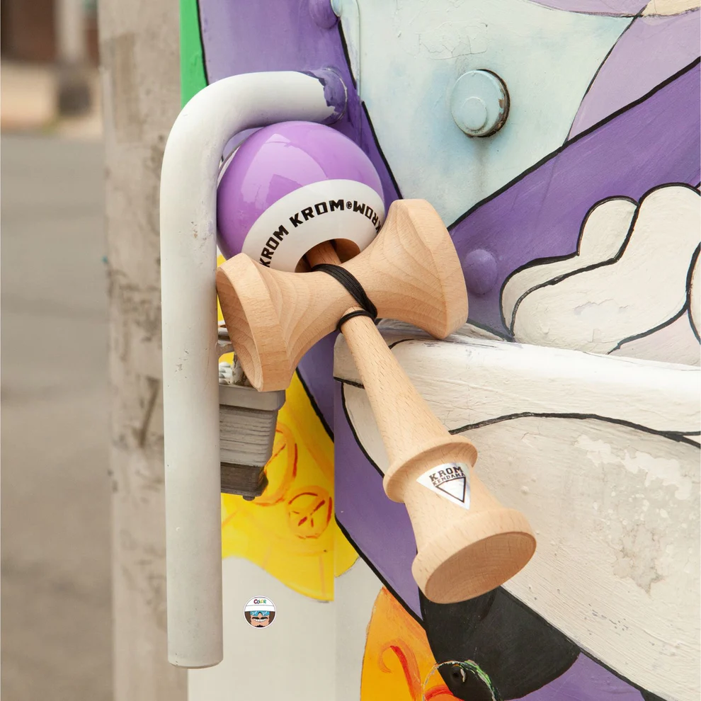 Cumpara Kendama Krom POP POP STICKY Lavender KROM <p data-end="519" data-start="448"><strong data-end="517" data-start="448">Kendama Krom POP sticky Lavender – Stil Control și Originalitate</strong></p><p data-end="805" data-start="521">Kendama Krom POP sticky Lavender este creată pentru pasionații care vor să combine performanța cu un design unic. Fabricată din <strong data-end="664" data-start="649">lemn de fag</strong> rezistent și echipată cu o <strong data-end="709" data-start="692">tama de </strong> acoperită cu strat <strong data-end="749" data-start="729">LOL sticky clear</strong> oferă aderență maximă și stabilitate în orice trick.</p><p data-end="969" data-start="807">Culoarea <strong data-end="828" data-start="816">Lavender</strong> adaugă un aer elegant și fresh ideală pentru colecționari dar și pentru cei care vor să iasă în evidență la antrenamente sau competiții.</p><p data-end="1244" data-start="971"><strong data-end="1032" data-start="971">De ce să cumperi Kendama Krom POP de pe ReduceriAngro.ro?</strong><br data-end="1035" data-start="1032" />🚀 Produs original <strong data-end="1070" data-start="1054">KROM Kendama</strong><br data-end="1073" data-start="1070" />🌍 Unul dintre cele mai vândute modele la nivel global<br data-end="1130" data-start="1127" />🎯 Perfectă pentru toate nivelurile – de la începători la profesioniști<br data-end="1204" data-start="1201" />💸 Preț competitiv și oferte exclusive</p><p data-end="1386" data-start="1246"><strong data-end="1271" data-start="1246">Specificații tehnice:</strong><br data-end="1274" data-start="1271" />• Formă: <strong data-end="1289" data-start="1283">CK</strong><br data-end="1292" data-start="1289" />• Material: <strong data-end="1319" data-start="1304">Lemn de fag</strong><br data-end="1322" data-start="1319" />• Tama: cu strat LOL sticky clear<br data-end="1368" data-start="1365" />• Ață: <strong data-end="1384" data-start="1375">55 cm</strong></p><p data-end="1472" data-start="1388"><strong data-end="1409" data-start="1388">Pachetul include:</strong><br data-end="1412" data-start="1409" />Kendama completă ață de rezervă poster și sticker bonus.</p><p data-end="1554" data-start="1474">💡 Ideală pentru cadouri antrenamente zilnice și colecții premium de kendame!</p>. Kendama originala din lemn, ideala pentru freestyle, antrenament si competitie. Potrivita pentru incepatori si avansati. [3]