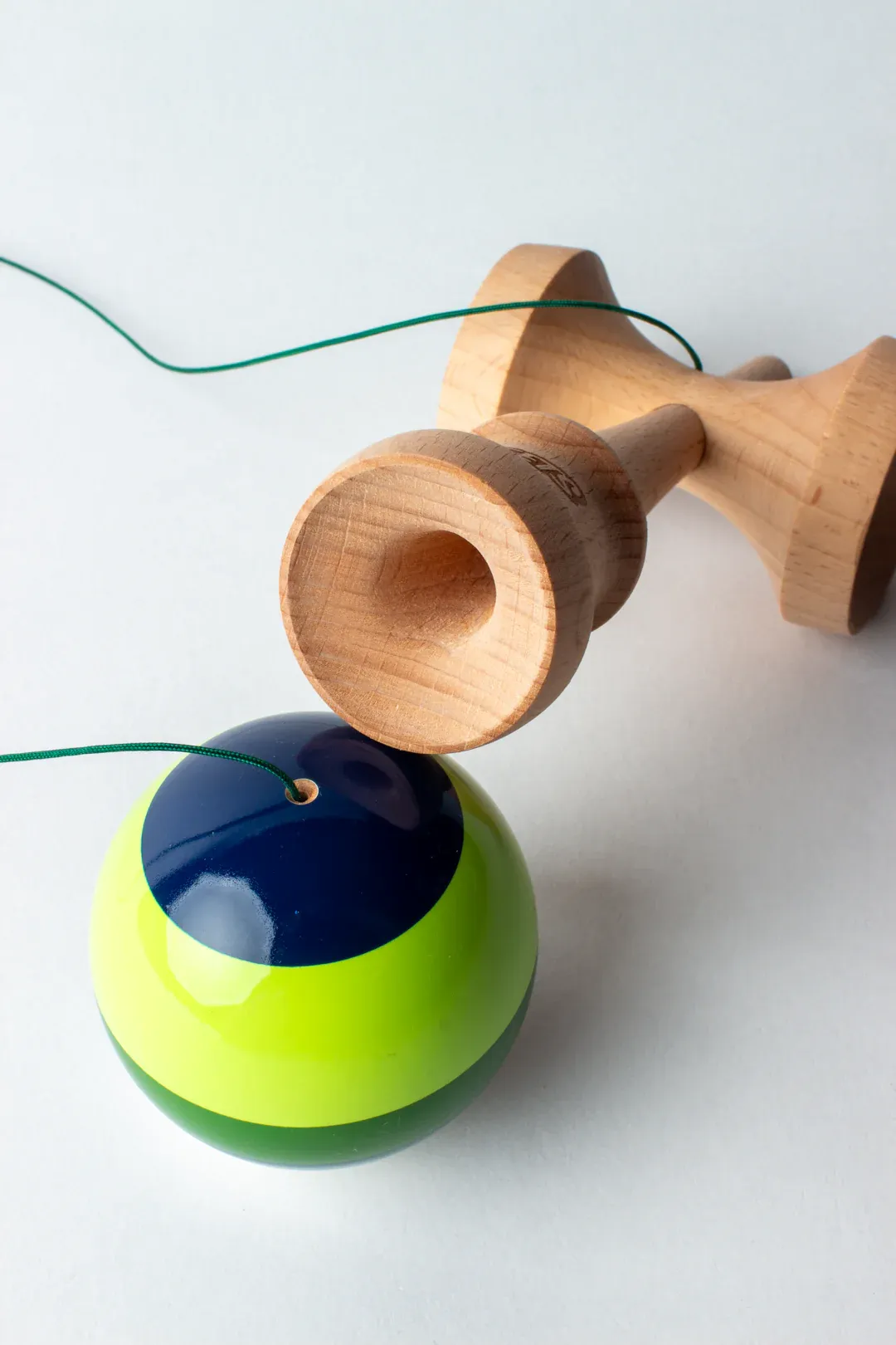 Cumpara Sweets Kendama Classic 5 Stripe Dougy Sweets <p>Pune mana pe cea mai noua kendama, marca Sweets si scoate-o la o intrecere cu ceilalti! </p><p>Noua Prime 5 stripes Dougy ne aduce un design nou si o constructie ideala pentru trick-urile balance! </p><p>Tama, vopsita in laboratoarele Sweets cu Prime Tacky, se remarca prin cele 5 dungi de nuante diferite de verde, care marcheaza gaura, pentru ca tu sa o poti urmari mai usor in miscare.</p><p>Noua Prime Dougy este o kendama formidabila pentru a porni o competitie interesanta si fascinanta, fara prea multe pregatiri.</p><p>Incearc-o si tu!</p><p>La fiecare Sweets Kendama Prime - 5 Stripes comandata, vei primi stickere, 1 manual de instructiuni, ata si margica de rezerva. </p>. Kendama originala din lemn, ideala pentru freestyle, antrenament si competitie. Potrivita pentru incepatori si avansati. [3]