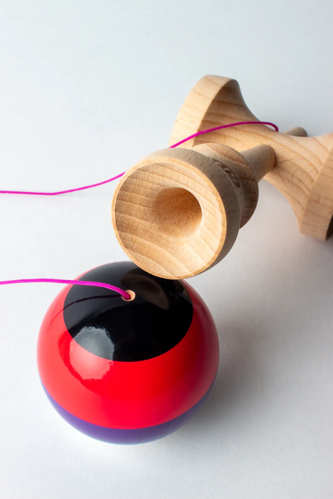 Cumpara Sweets Kendama Classic 5 Stripe Slushy Sweets <p>Alege-ti modelul preferat din noua gama de kendame Sweets si exerseaza trick-urile preferate!</p><p>Colectia Prime 5 stripes ne aduce 4 modele diferite de kendame, cu un design inovativ si o constructie foarte bine echilibrata, care cu siguranta vor duce jocul la un alt nivel.</p><p>Tama, vopsita in laboratoarele Sweets cu Prime Tacky, se remarca prin cele 5 dungi de culori diferite, care marcheaza gaura, pentru ca tu sa o poti urmari mai usor in miscare.</p><p>Noua Prime Slushy este o kendama formidabila pentru a porni o competitie interesanta si fascinanta, fara prea multe pregatiri.</p><p>Ia-ti Kendama Prime 5 Stripes - Slushy  si scoate-o la o intrecere cu ceilalti! </p><p>La fiecare Sweets Kendama Prime - 5 Stripes comandata, vei primi stickere, 1 manual de instructiuni, ata si margica de rezerva. </p>. Kendama originala din lemn, ideala pentru freestyle, antrenament si competitie. Potrivita pentru incepatori si avansati. [2]