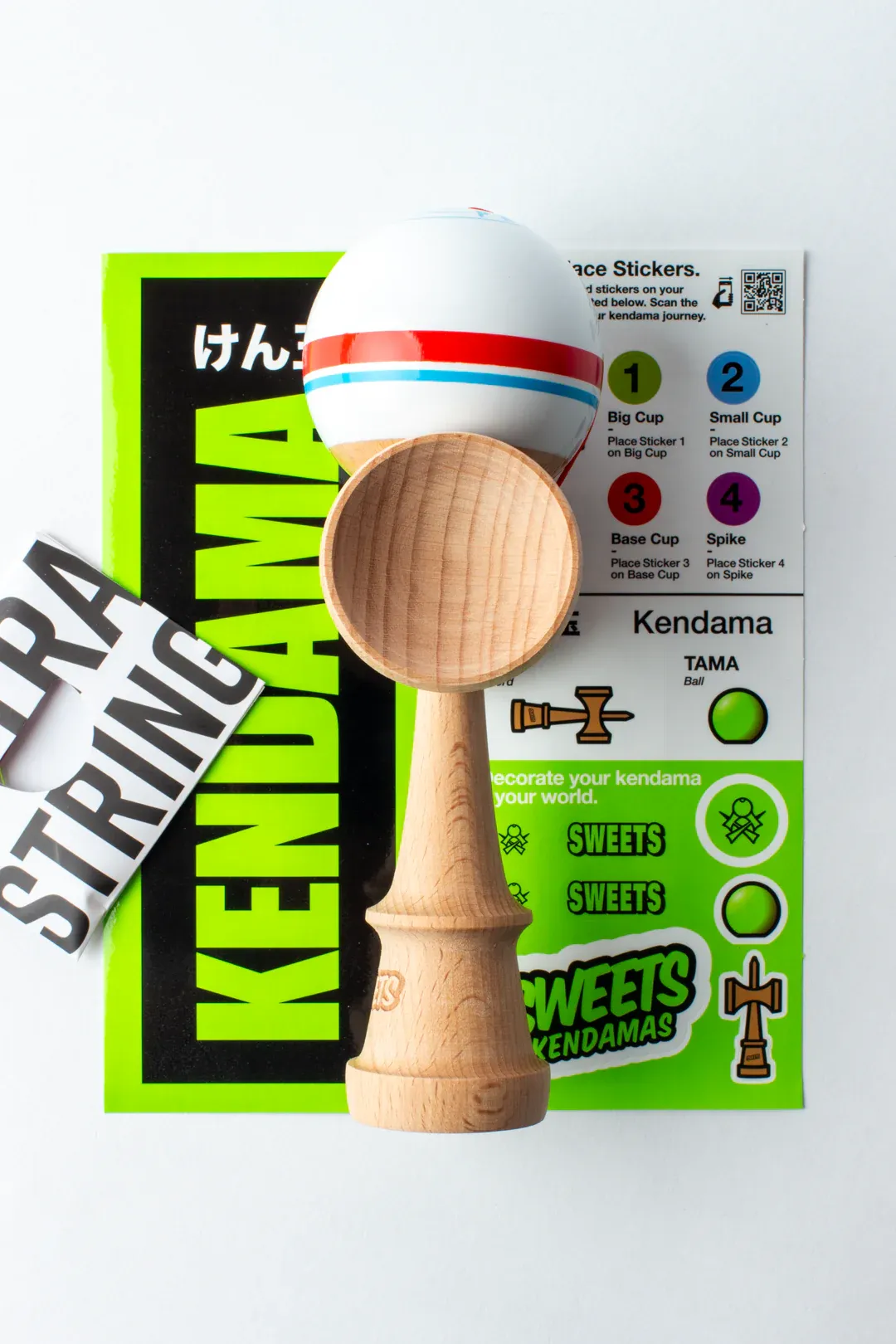 Cumpara Sweets Kendama Classic Racer Sweets <p>Noile kendame PRIME sunt cele mai echilibrate kendame construite de catre sweets, la un pret bun si o calitate de joc excelenta. Forma kendamei PRIME ajuta la realizarea mult mai usoara a trick-urilor, atat la invatarea lor cat si in competitii.</p><p>Kendamele PRIME sunt vopsite cu noua vopsea Prime Tacky, care ajuta mult la tricurile de echilibru pe tama.</p><p>Ken-ul kendamelor Prime 2018 si-a pastrat forma clasicelor kendame Sweets Prime, avand in partea de jos logo-ul Sweets si incorporand un nou element si anume logo-ul Sweetskendamas cu cele 2 ken-uri incrucisate gravat deasupra cupei mici.</p><p>Fiecare kendama PRIME vine ambalata in cutie, cu sticker, manual de instructiuni, ata si margea de rezerva.</p>. Kendama originala din lemn, ideala pentru freestyle, antrenament si competitie. Potrivita pentru incepatori si avansati. [1]