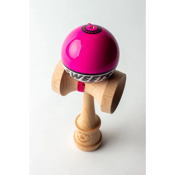 Cumpara Sweets Kendama Starter - Pink Sweets <p data-end="107" data-start="48"><strong data-end="107" data-start="48">CEA MAI BUNĂ KENDAMA PENTRU ÎNCEPĂTORI – SWEETS STARTER</strong></p><p data-end="543" data-start="109">Când am conceput noua noastră kendama de început, am avut în vedere mai multe aspecte importante: să fie accesibilă ca preț, să ofere o experiență de joc plăcută și să faciliteze învățarea trucurilor, oferind totodată o cale ușoară de a descoperi kendama și de a te alătura comunității noastre în creștere. Credem că am atins toate aceste obiective și abia așteptăm ca jucători, atât noi cât și avansați, să încerce kendamele Starter!</p><hr data-end="548" data-start="545" /><p data-end="568" data-start="550"><strong data-end="568" data-start="550">Caracteristici</strong></p><p data-end="577" data-start="570"><strong data-end="577" data-start="570">KEN</strong></p><ul data-end="677" data-start="578"> <li data-end="593" data-start="578"> <p data-end="593" data-start="580">Formă Amped</p> </li> <li data-end="609" data-start="594"> <p data-end="609" data-start="596">Lemn de fag</p> </li> <li data-end="645" data-start="610"> <p data-end="645" data-start="612"><em data-end="627" data-start="612">Balance Bevel</em> în cupa de bază</p> </li> <li data-end="677" data-start="646"> <p data-end="677" data-start="648">Logo gravat <em data-end="677" data-start="660">Sweets Crossken</em></p> </li></ul><p data-end="687" data-start="679"><strong data-end="687" data-start="679">TAMA</strong></p><ul data-end="796" data-start="688"> <li data-end="697" data-start="688"> <p data-end="697" data-start="690">62 mm</p> </li> <li data-end="713" data-start="698"> <p data-end="713" data-start="700">Lemn de fag</p> </li> <li data-end="738" data-start="714"> <p data-end="738" data-start="716">6 opțiuni de culoare</p> </li> <li data-end="769" data-start="739"> <p data-end="769" data-start="741">Urmărire vizuală excelentă</p> </li> <li data-end="796" data-start="770"> <p data-end="796" data-start="772">Acoperire <em data-end="796" data-start="782">Sticky Clear</em></p> </li></ul><p data-end="809" data-start="798"><strong data-end="809" data-start="798">INCLUDE</strong></p><ul data-end="868" data-start="810"> <li data-end="838" data-start="810"> <p data-end="838" data-start="812">Mărgea metalică rotativă</p> </li> <li data-end="857" data-start="839"> <p data-end="857" data-start="841">Ață de rezervă</p> </li> <li data-end="868" data-start="858"> <p data-end="868" data-start="860">Stickere</p> </li></ul>. Kendama originala din lemn, ideala pentru freestyle, antrenament si competitie. Potrivita pentru incepatori si avansati. [4]
