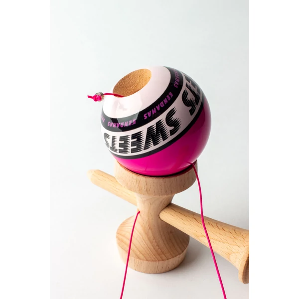 Cumpara Sweets Kendama Starter - Pink Sweets <p data-end="107" data-start="48"><strong data-end="107" data-start="48">CEA MAI BUNĂ KENDAMA PENTRU ÎNCEPĂTORI – SWEETS STARTER</strong></p><p data-end="543" data-start="109">Când am conceput noua noastră kendama de început, am avut în vedere mai multe aspecte importante: să fie accesibilă ca preț, să ofere o experiență de joc plăcută și să faciliteze învățarea trucurilor, oferind totodată o cale ușoară de a descoperi kendama și de a te alătura comunității noastre în creștere. Credem că am atins toate aceste obiective și abia așteptăm ca jucători, atât noi cât și avansați, să încerce kendamele Starter!</p><hr data-end="548" data-start="545" /><p data-end="568" data-start="550"><strong data-end="568" data-start="550">Caracteristici</strong></p><p data-end="577" data-start="570"><strong data-end="577" data-start="570">KEN</strong></p><ul data-end="677" data-start="578"> <li data-end="593" data-start="578"> <p data-end="593" data-start="580">Formă Amped</p> </li> <li data-end="609" data-start="594"> <p data-end="609" data-start="596">Lemn de fag</p> </li> <li data-end="645" data-start="610"> <p data-end="645" data-start="612"><em data-end="627" data-start="612">Balance Bevel</em> în cupa de bază</p> </li> <li data-end="677" data-start="646"> <p data-end="677" data-start="648">Logo gravat <em data-end="677" data-start="660">Sweets Crossken</em></p> </li></ul><p data-end="687" data-start="679"><strong data-end="687" data-start="679">TAMA</strong></p><ul data-end="796" data-start="688"> <li data-end="697" data-start="688"> <p data-end="697" data-start="690">62 mm</p> </li> <li data-end="713" data-start="698"> <p data-end="713" data-start="700">Lemn de fag</p> </li> <li data-end="738" data-start="714"> <p data-end="738" data-start="716">6 opțiuni de culoare</p> </li> <li data-end="769" data-start="739"> <p data-end="769" data-start="741">Urmărire vizuală excelentă</p> </li> <li data-end="796" data-start="770"> <p data-end="796" data-start="772">Acoperire <em data-end="796" data-start="782">Sticky Clear</em></p> </li></ul><p data-end="809" data-start="798"><strong data-end="809" data-start="798">INCLUDE</strong></p><ul data-end="868" data-start="810"> <li data-end="838" data-start="810"> <p data-end="838" data-start="812">Mărgea metalică rotativă</p> </li> <li data-end="857" data-start="839"> <p data-end="857" data-start="841">Ață de rezervă</p> </li> <li data-end="868" data-start="858"> <p data-end="868" data-start="860">Stickere</p> </li></ul>. Kendama originala din lemn, ideala pentru freestyle, antrenament si competitie. Potrivita pentru incepatori si avansati. [1]