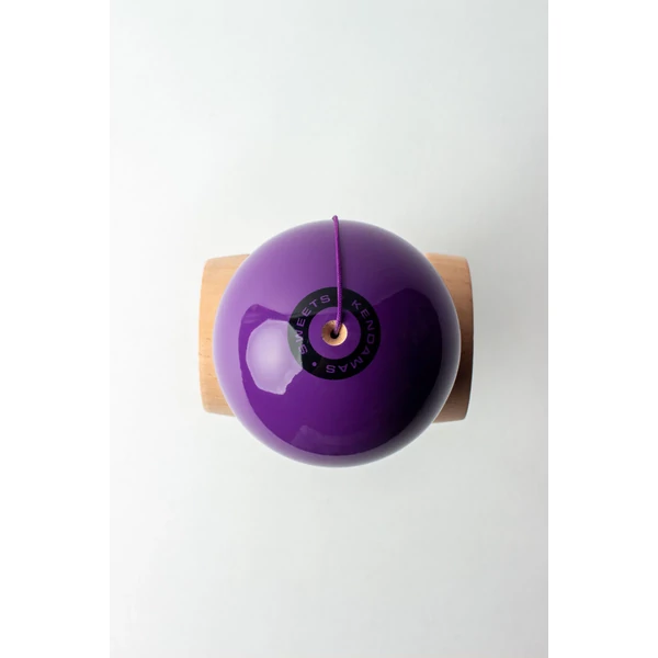 Cumpara Sweets Kendama Starter - Purple Sweets <p data-end="107" data-start="48"><strong data-end="107" data-start="48">CEA MAI BUNĂ KENDAMA PENTRU ÎNCEPĂTORI – SWEETS STARTER</strong></p><p data-end="543" data-start="109">Când am conceput noua noastră kendama de început, am avut în vedere mai multe aspecte importante: să fie accesibilă ca preț, să ofere o experiență de joc plăcută și să faciliteze învățarea trucurilor, oferind totodată o cale ușoară de a descoperi kendama și de a te alătura comunității noastre în creștere. Credem că am atins toate aceste obiective și abia așteptăm ca jucători, atât noi cât și avansați, să încerce kendamele Starter!</p><hr data-end="548" data-start="545" /><p data-end="568" data-start="550"><strong data-end="568" data-start="550">Caracteristici</strong></p><p data-end="577" data-start="570"><strong data-end="577" data-start="570">KEN</strong></p><ul data-end="677" data-start="578"> <li data-end="593" data-start="578"> <p data-end="593" data-start="580">Formă Amped</p> </li> <li data-end="609" data-start="594"> <p data-end="609" data-start="596">Lemn de fag</p> </li> <li data-end="645" data-start="610"> <p data-end="645" data-start="612"><em data-end="627" data-start="612">Balance Bevel</em> în cupa de bază</p> </li> <li data-end="677" data-start="646"> <p data-end="677" data-start="648">Logo gravat <em data-end="677" data-start="660">Sweets Crossken</em></p> </li></ul><p data-end="687" data-start="679"><strong data-end="687" data-start="679">TAMA</strong></p><ul data-end="796" data-start="688"> <li data-end="697" data-start="688"> <p data-end="697" data-start="690">62 mm</p> </li> <li data-end="713" data-start="698"> <p data-end="713" data-start="700">Lemn de fag</p> </li> <li data-end="738" data-start="714"> <p data-end="738" data-start="716">6 opțiuni de culoare</p> </li> <li data-end="769" data-start="739"> <p data-end="769" data-start="741">Urmărire vizuală excelentă</p> </li> <li data-end="796" data-start="770"> <p data-end="796" data-start="772">Acoperire <em data-end="796" data-start="782">Sticky Clear</em></p> </li></ul><p data-end="809" data-start="798"><strong data-end="809" data-start="798">INCLUDE</strong></p><ul data-end="868" data-start="810"> <li data-end="838" data-start="810"> <p data-end="838" data-start="812">Mărgea metalică rotativă</p> </li> <li data-end="857" data-start="839"> <p data-end="857" data-start="841">Ață de rezervă</p> </li> <li data-end="868" data-start="858"> <p data-end="868" data-start="860">Stickere</p> </li></ul>. Kendama originala din lemn, ideala pentru freestyle, antrenament si competitie. Potrivita pentru incepatori si avansati. [4]