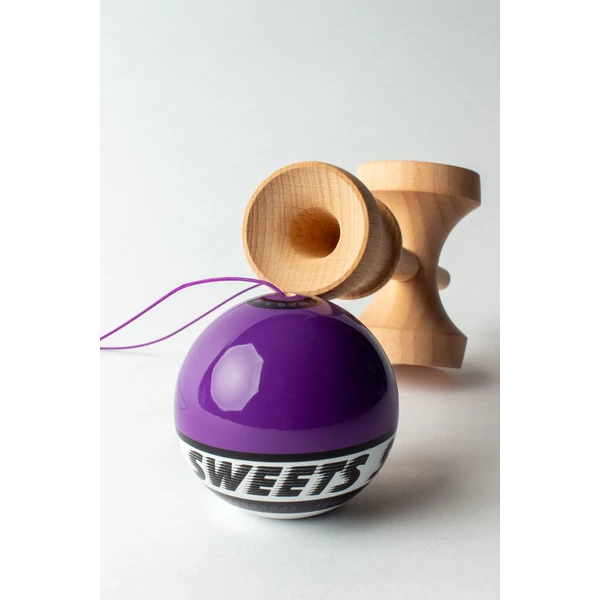 Cumpara Sweets Kendama Starter - Purple Sweets <p data-end="107" data-start="48"><strong data-end="107" data-start="48">CEA MAI BUNĂ KENDAMA PENTRU ÎNCEPĂTORI – SWEETS STARTER</strong></p><p data-end="543" data-start="109">Când am conceput noua noastră kendama de început, am avut în vedere mai multe aspecte importante: să fie accesibilă ca preț, să ofere o experiență de joc plăcută și să faciliteze învățarea trucurilor, oferind totodată o cale ușoară de a descoperi kendama și de a te alătura comunității noastre în creștere. Credem că am atins toate aceste obiective și abia așteptăm ca jucători, atât noi cât și avansați, să încerce kendamele Starter!</p><hr data-end="548" data-start="545" /><p data-end="568" data-start="550"><strong data-end="568" data-start="550">Caracteristici</strong></p><p data-end="577" data-start="570"><strong data-end="577" data-start="570">KEN</strong></p><ul data-end="677" data-start="578"> <li data-end="593" data-start="578"> <p data-end="593" data-start="580">Formă Amped</p> </li> <li data-end="609" data-start="594"> <p data-end="609" data-start="596">Lemn de fag</p> </li> <li data-end="645" data-start="610"> <p data-end="645" data-start="612"><em data-end="627" data-start="612">Balance Bevel</em> în cupa de bază</p> </li> <li data-end="677" data-start="646"> <p data-end="677" data-start="648">Logo gravat <em data-end="677" data-start="660">Sweets Crossken</em></p> </li></ul><p data-end="687" data-start="679"><strong data-end="687" data-start="679">TAMA</strong></p><ul data-end="796" data-start="688"> <li data-end="697" data-start="688"> <p data-end="697" data-start="690">62 mm</p> </li> <li data-end="713" data-start="698"> <p data-end="713" data-start="700">Lemn de fag</p> </li> <li data-end="738" data-start="714"> <p data-end="738" data-start="716">6 opțiuni de culoare</p> </li> <li data-end="769" data-start="739"> <p data-end="769" data-start="741">Urmărire vizuală excelentă</p> </li> <li data-end="796" data-start="770"> <p data-end="796" data-start="772">Acoperire <em data-end="796" data-start="782">Sticky Clear</em></p> </li></ul><p data-end="809" data-start="798"><strong data-end="809" data-start="798">INCLUDE</strong></p><ul data-end="868" data-start="810"> <li data-end="838" data-start="810"> <p data-end="838" data-start="812">Mărgea metalică rotativă</p> </li> <li data-end="857" data-start="839"> <p data-end="857" data-start="841">Ață de rezervă</p> </li> <li data-end="868" data-start="858"> <p data-end="868" data-start="860">Stickere</p> </li></ul>. Kendama originala din lemn, ideala pentru freestyle, antrenament si competitie. Potrivita pentru incepatori si avansati. [1]