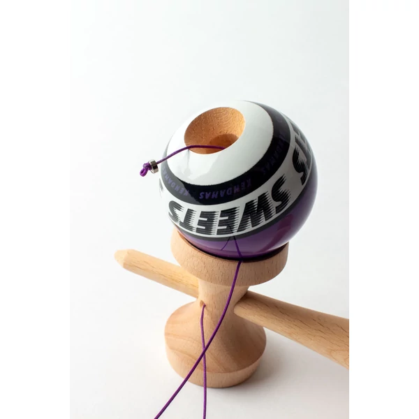 Cumpara Sweets Kendama Starter - Purple Sweets <p data-end="107" data-start="48"><strong data-end="107" data-start="48">CEA MAI BUNĂ KENDAMA PENTRU ÎNCEPĂTORI – SWEETS STARTER</strong></p><p data-end="543" data-start="109">Când am conceput noua noastră kendama de început, am avut în vedere mai multe aspecte importante: să fie accesibilă ca preț, să ofere o experiență de joc plăcută și să faciliteze învățarea trucurilor, oferind totodată o cale ușoară de a descoperi kendama și de a te alătura comunității noastre în creștere. Credem că am atins toate aceste obiective și abia așteptăm ca jucători, atât noi cât și avansați, să încerce kendamele Starter!</p><hr data-end="548" data-start="545" /><p data-end="568" data-start="550"><strong data-end="568" data-start="550">Caracteristici</strong></p><p data-end="577" data-start="570"><strong data-end="577" data-start="570">KEN</strong></p><ul data-end="677" data-start="578"> <li data-end="593" data-start="578"> <p data-end="593" data-start="580">Formă Amped</p> </li> <li data-end="609" data-start="594"> <p data-end="609" data-start="596">Lemn de fag</p> </li> <li data-end="645" data-start="610"> <p data-end="645" data-start="612"><em data-end="627" data-start="612">Balance Bevel</em> în cupa de bază</p> </li> <li data-end="677" data-start="646"> <p data-end="677" data-start="648">Logo gravat <em data-end="677" data-start="660">Sweets Crossken</em></p> </li></ul><p data-end="687" data-start="679"><strong data-end="687" data-start="679">TAMA</strong></p><ul data-end="796" data-start="688"> <li data-end="697" data-start="688"> <p data-end="697" data-start="690">62 mm</p> </li> <li data-end="713" data-start="698"> <p data-end="713" data-start="700">Lemn de fag</p> </li> <li data-end="738" data-start="714"> <p data-end="738" data-start="716">6 opțiuni de culoare</p> </li> <li data-end="769" data-start="739"> <p data-end="769" data-start="741">Urmărire vizuală excelentă</p> </li> <li data-end="796" data-start="770"> <p data-end="796" data-start="772">Acoperire <em data-end="796" data-start="782">Sticky Clear</em></p> </li></ul><p data-end="809" data-start="798"><strong data-end="809" data-start="798">INCLUDE</strong></p><ul data-end="868" data-start="810"> <li data-end="838" data-start="810"> <p data-end="838" data-start="812">Mărgea metalică rotativă</p> </li> <li data-end="857" data-start="839"> <p data-end="857" data-start="841">Ață de rezervă</p> </li> <li data-end="868" data-start="858"> <p data-end="868" data-start="860">Stickere</p> </li></ul>. Kendama originala din lemn, ideala pentru freestyle, antrenament si competitie. Potrivita pentru incepatori si avansati. [2]