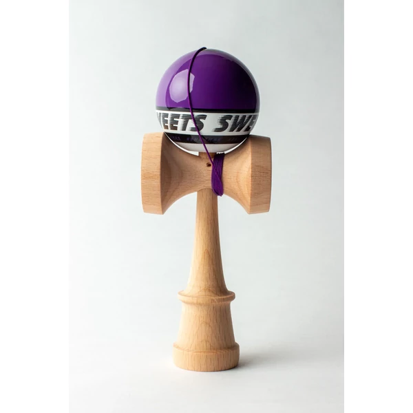 Cumpara Sweets Kendama Starter - Purple Sweets <p data-end="107" data-start="48"><strong data-end="107" data-start="48">CEA MAI BUNĂ KENDAMA PENTRU ÎNCEPĂTORI – SWEETS STARTER</strong></p><p data-end="543" data-start="109">Când am conceput noua noastră kendama de început, am avut în vedere mai multe aspecte importante: să fie accesibilă ca preț, să ofere o experiență de joc plăcută și să faciliteze învățarea trucurilor, oferind totodată o cale ușoară de a descoperi kendama și de a te alătura comunității noastre în creștere. Credem că am atins toate aceste obiective și abia așteptăm ca jucători, atât noi cât și avansați, să încerce kendamele Starter!</p><hr data-end="548" data-start="545" /><p data-end="568" data-start="550"><strong data-end="568" data-start="550">Caracteristici</strong></p><p data-end="577" data-start="570"><strong data-end="577" data-start="570">KEN</strong></p><ul data-end="677" data-start="578"> <li data-end="593" data-start="578"> <p data-end="593" data-start="580">Formă Amped</p> </li> <li data-end="609" data-start="594"> <p data-end="609" data-start="596">Lemn de fag</p> </li> <li data-end="645" data-start="610"> <p data-end="645" data-start="612"><em data-end="627" data-start="612">Balance Bevel</em> în cupa de bază</p> </li> <li data-end="677" data-start="646"> <p data-end="677" data-start="648">Logo gravat <em data-end="677" data-start="660">Sweets Crossken</em></p> </li></ul><p data-end="687" data-start="679"><strong data-end="687" data-start="679">TAMA</strong></p><ul data-end="796" data-start="688"> <li data-end="697" data-start="688"> <p data-end="697" data-start="690">62 mm</p> </li> <li data-end="713" data-start="698"> <p data-end="713" data-start="700">Lemn de fag</p> </li> <li data-end="738" data-start="714"> <p data-end="738" data-start="716">6 opțiuni de culoare</p> </li> <li data-end="769" data-start="739"> <p data-end="769" data-start="741">Urmărire vizuală excelentă</p> </li> <li data-end="796" data-start="770"> <p data-end="796" data-start="772">Acoperire <em data-end="796" data-start="782">Sticky Clear</em></p> </li></ul><p data-end="809" data-start="798"><strong data-end="809" data-start="798">INCLUDE</strong></p><ul data-end="868" data-start="810"> <li data-end="838" data-start="810"> <p data-end="838" data-start="812">Mărgea metalică rotativă</p> </li> <li data-end="857" data-start="839"> <p data-end="857" data-start="841">Ață de rezervă</p> </li> <li data-end="868" data-start="858"> <p data-end="868" data-start="860">Stickere</p> </li></ul>. Kendama originala din lemn, ideala pentru freestyle, antrenament si competitie. Potrivita pentru incepatori si avansati. [6]