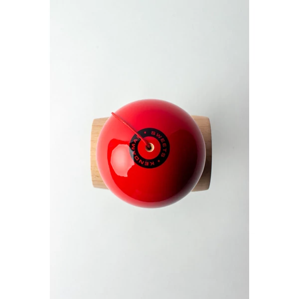 Cumpara Sweets Kendama Starter - Red Sweets <p data-end="107" data-start="48"><strong data-end="107" data-start="48">CEA MAI BUNĂ KENDAMA PENTRU ÎNCEPĂTORI – SWEETS STARTER</strong></p><p data-end="543" data-start="109">Când am conceput noua noastră kendama de început, am avut în vedere mai multe aspecte importante: să fie accesibilă ca preț, să ofere o experiență de joc plăcută și să faciliteze învățarea trucurilor, oferind totodată o cale ușoară de a descoperi kendama și de a te alătura comunității noastre în creștere. Credem că am atins toate aceste obiective și abia așteptăm ca jucători, atât noi cât și avansați, să încerce kendamele Starter!</p><hr data-end="548" data-start="545" /><p data-end="568" data-start="550"><strong data-end="568" data-start="550">Caracteristici</strong></p><p data-end="577" data-start="570"><strong data-end="577" data-start="570">KEN</strong></p><ul data-end="677" data-start="578"> <li data-end="593" data-start="578"> <p data-end="593" data-start="580">Formă Amped</p> </li> <li data-end="609" data-start="594"> <p data-end="609" data-start="596">Lemn de fag</p> </li> <li data-end="645" data-start="610"> <p data-end="645" data-start="612"><em data-end="627" data-start="612">Balance Bevel</em> în cupa de bază</p> </li> <li data-end="677" data-start="646"> <p data-end="677" data-start="648">Logo gravat <em data-end="677" data-start="660">Sweets Crossken</em></p> </li></ul><p data-end="687" data-start="679"><strong data-end="687" data-start="679">TAMA</strong></p><ul data-end="796" data-start="688"> <li data-end="697" data-start="688"> <p data-end="697" data-start="690">62 mm</p> </li> <li data-end="713" data-start="698"> <p data-end="713" data-start="700">Lemn de fag</p> </li> <li data-end="738" data-start="714"> <p data-end="738" data-start="716">6 opțiuni de culoare</p> </li> <li data-end="769" data-start="739"> <p data-end="769" data-start="741">Urmărire vizuală excelentă</p> </li> <li data-end="796" data-start="770"> <p data-end="796" data-start="772">Acoperire <em data-end="796" data-start="782">Sticky Clear</em></p> </li></ul><p data-end="809" data-start="798"><strong data-end="809" data-start="798">INCLUDE</strong></p><ul data-end="868" data-start="810"> <li data-end="838" data-start="810"> <p data-end="838" data-start="812">Mărgea metalică rotativă</p> </li> <li data-end="857" data-start="839"> <p data-end="857" data-start="841">Ață de rezervă</p> </li> <li data-end="868" data-start="858"> <p data-end="868" data-start="860">Stickere</p> </li></ul>. Kendama originala din lemn, ideala pentru freestyle, antrenament si competitie. Potrivita pentru incepatori si avansati. [4]