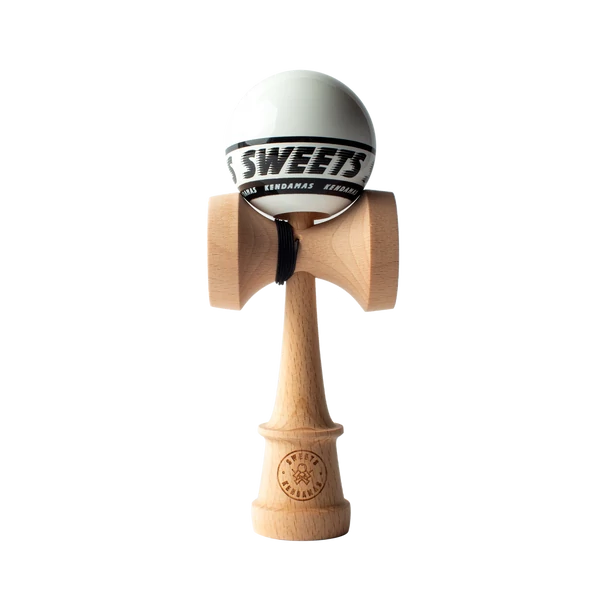 Kendama SWEETS - Cumpara Sweets Kendama Starter - White Sweets <p data-end="107" data-start="48"><strong data-end="107" data-start="48">CEA MAI BUNĂ KENDAMA PENTRU ÎNCEPĂTORI – SWEETS STARTER</strong></p><p data-end="543" data-start="109">Când am conceput noua noastră kendama de început, am avut în vedere mai multe aspecte importante: să fie accesibilă ca preț, să ofere o experiență de joc plăcută și să faciliteze învățarea trucurilor, oferind totodată o cale ușoară de a descoperi kendama și de a te alătura comunității noastre în creștere. Credem că am atins toate aceste obiective și abia așteptăm ca jucători, atât noi cât și avansați, să încerce kendamele Starter!</p><hr data-end="548" data-start="545" /><p data-end="568" data-start="550"><strong data-end="568" data-start="550">Caracteristici</strong></p><p data-end="577" data-start="570"><strong data-end="577" data-start="570">KEN</strong></p><ul data-end="677" data-start="578"> <li data-end="593" data-start="578"> <p data-end="593" data-start="580">Formă Amped</p> </li> <li data-end="609" data-start="594"> <p data-end="609" data-start="596">Lemn de fag</p> </li> <li data-end="645" data-start="610"> <p data-end="645" data-start="612"><em data-end="627" data-start="612">Balance Bevel</em> în cupa de bază</p> </li> <li data-end="677" data-start="646"> <p data-end="677" data-start="648">Logo gravat <em data-end="677" data-start="660">Sweets Crossken</em></p> </li></ul><p data-end="687" data-start="679"><strong data-end="687" data-start="679">TAMA</strong></p><ul data-end="796" data-start="688"> <li data-end="697" data-start="688"> <p data-end="697" data-start="690">62 mm</p> </li> <li data-end="713" data-start="698"> <p data-end="713" data-start="700">Lemn de fag</p> </li> <li data-end="738" data-start="714"> <p data-end="738" data-start="716">6 opțiuni de culoare</p> </li> <li data-end="769" data-start="739"> <p data-end="769" data-start="741">Urmărire vizuală excelentă</p> </li> <li data-end="796" data-start="770"> <p data-end="796" data-start="772">Acoperire <em data-end="796" data-start="782">Sticky Clear</em></p> </li></ul><p data-end="809" data-start="798"><strong data-end="809" data-start="798">INCLUDE</strong></p><ul data-end="868" data-start="810"> <li data-end="838" data-start="810"> <p data-end="838" data-start="812">Mărgea metalică rotativă</p> </li> <li data-end="857" data-start="839"> <p data-end="857" data-start="841">Ață de rezervă</p> </li> <li data-end="868" data-start="858"> <p data-end="868" data-start="860">Stickere</p> </li></ul>. Kendama originala din lemn, ideala pentru freestyle, antrenament si competitie. Potrivita pentru incepatori si avansati.