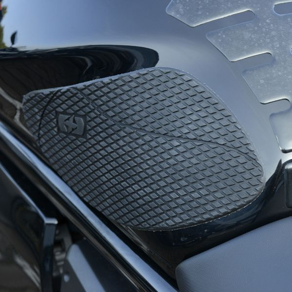 Sticker rezervor tank grips OXFORD Gripper – Universal, silicon negru, 250×135 mm [3]