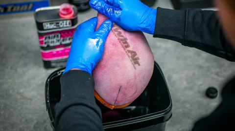 Ulei filtru aer Muc-Off 20156 – Motorcycle Air Filter Oil 1L – Performanță Off‑Road [1]