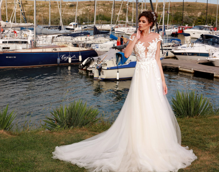 Lace and tulle light wedding dress [4]