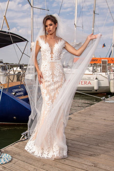 Unique lace mermaid wedding gown [4]